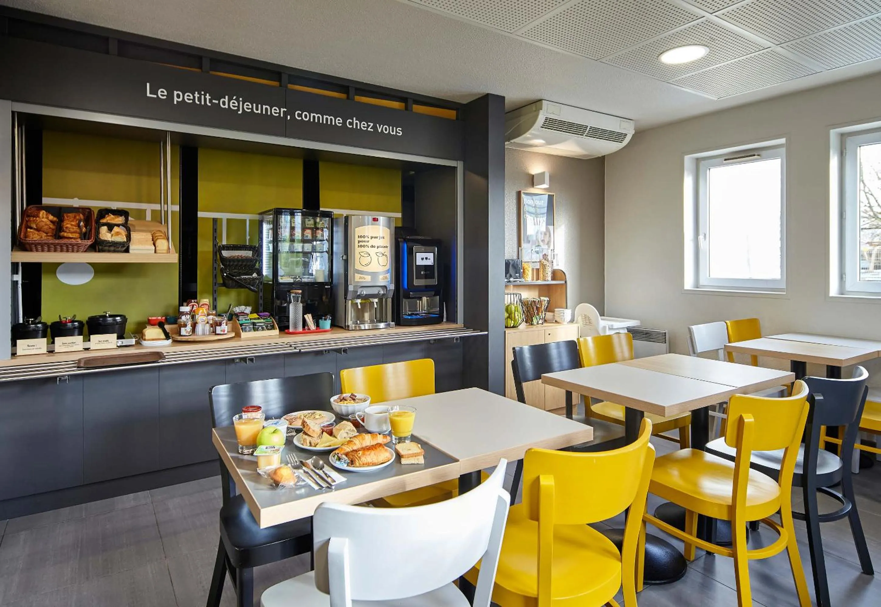 Restaurant/places to eat in B&B HOTEL Maurepas