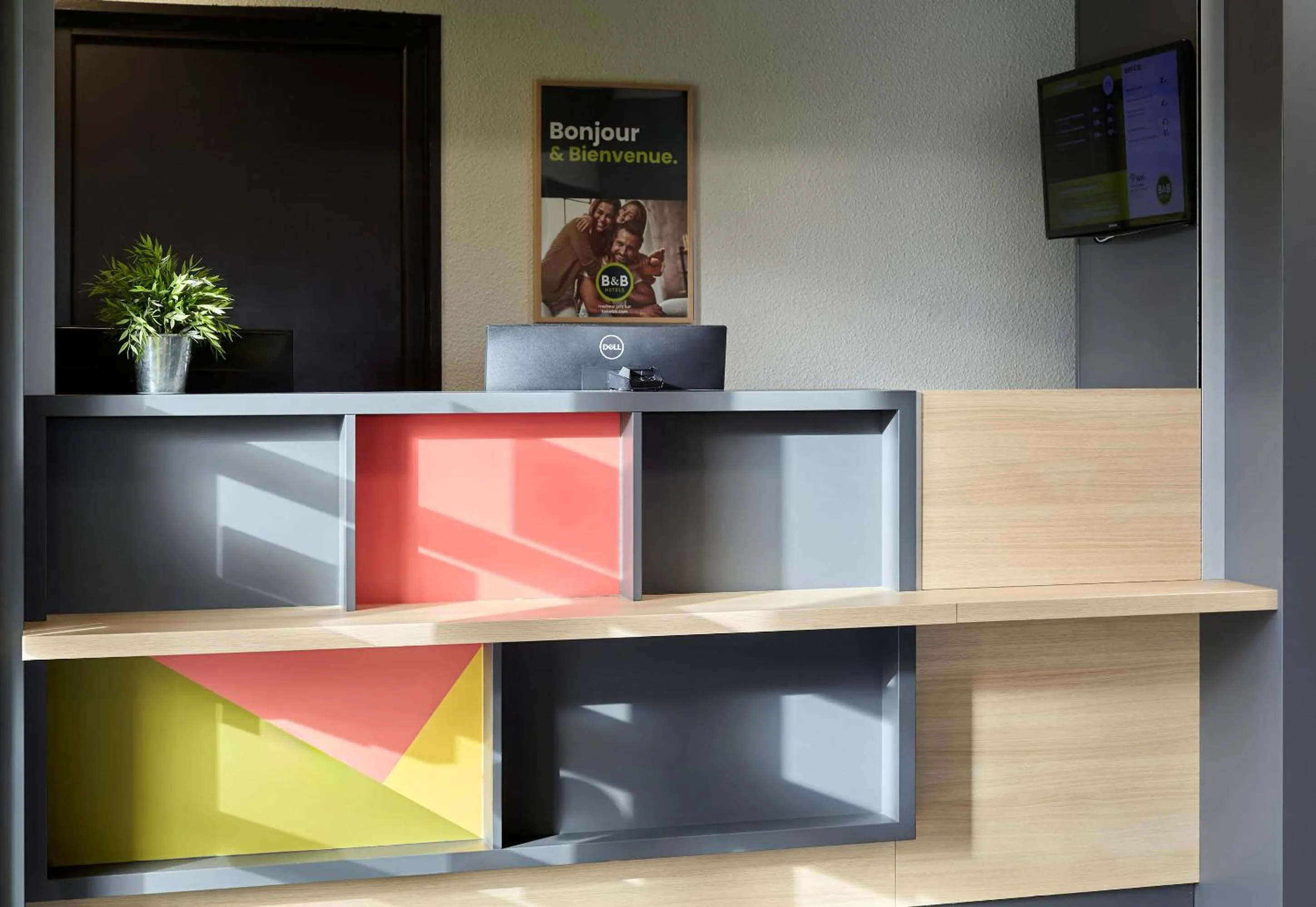 Lobby or reception in B&B HOTEL Maurepas