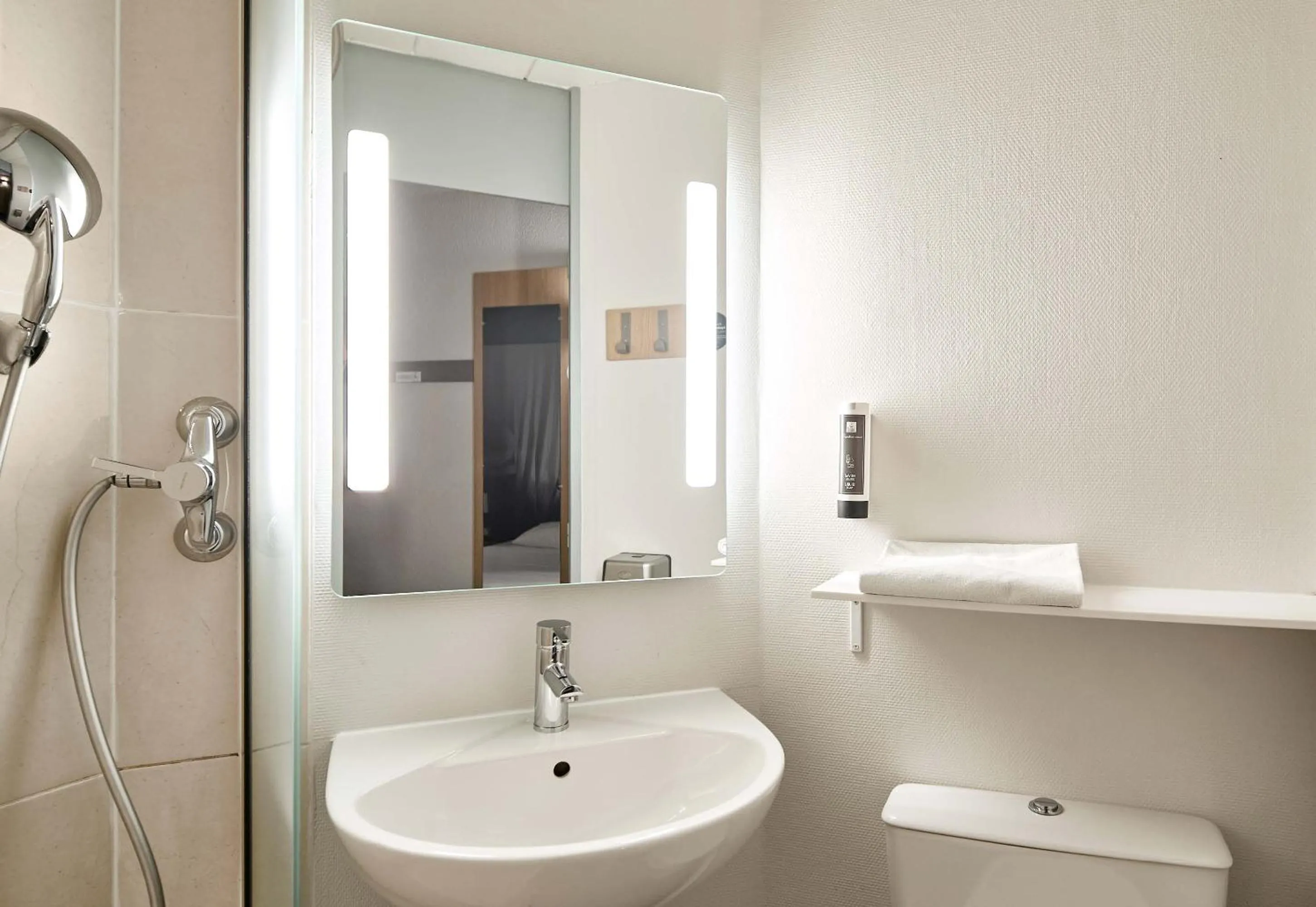 Bathroom in B&B HOTEL Maurepas