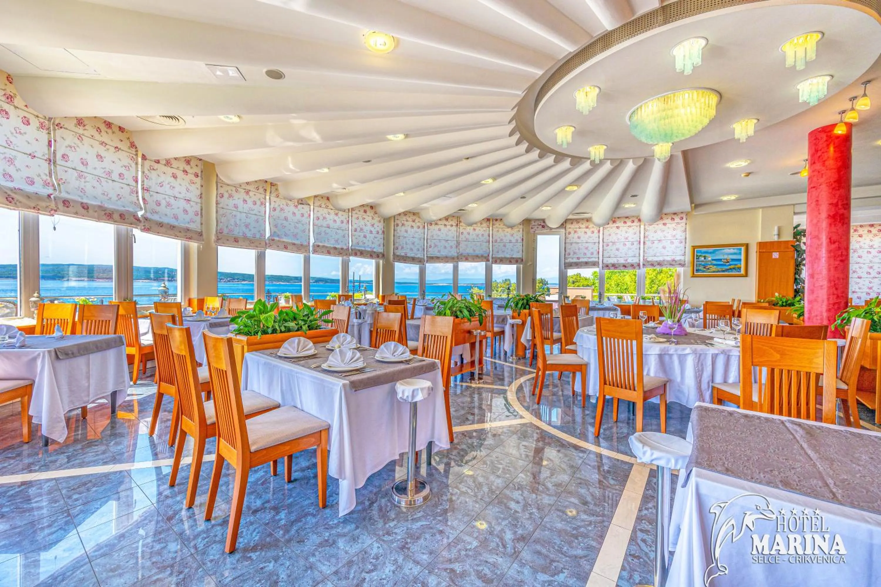 Restaurant/places to eat in Hotel Marina