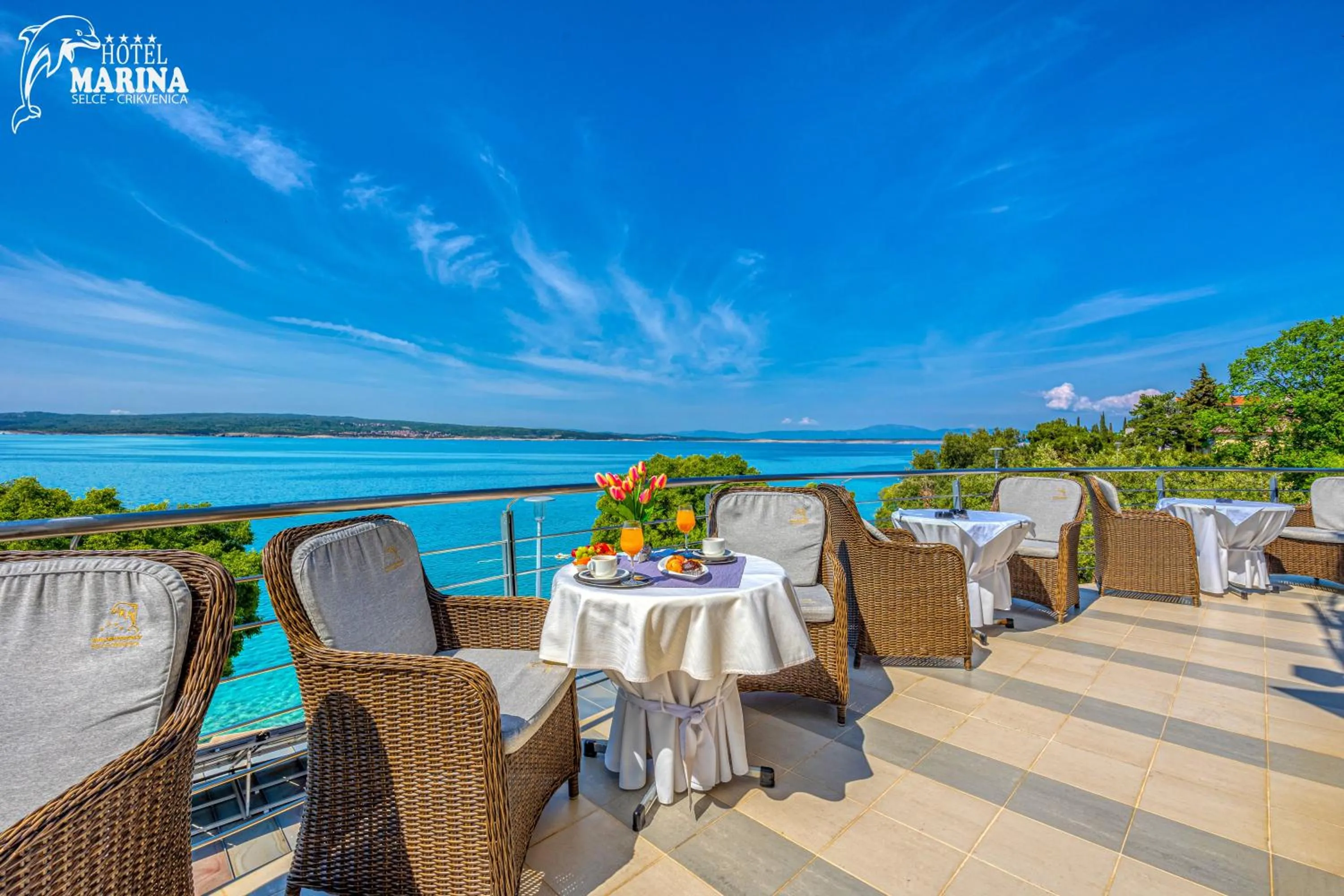 Restaurant/places to eat in Hotel Marina