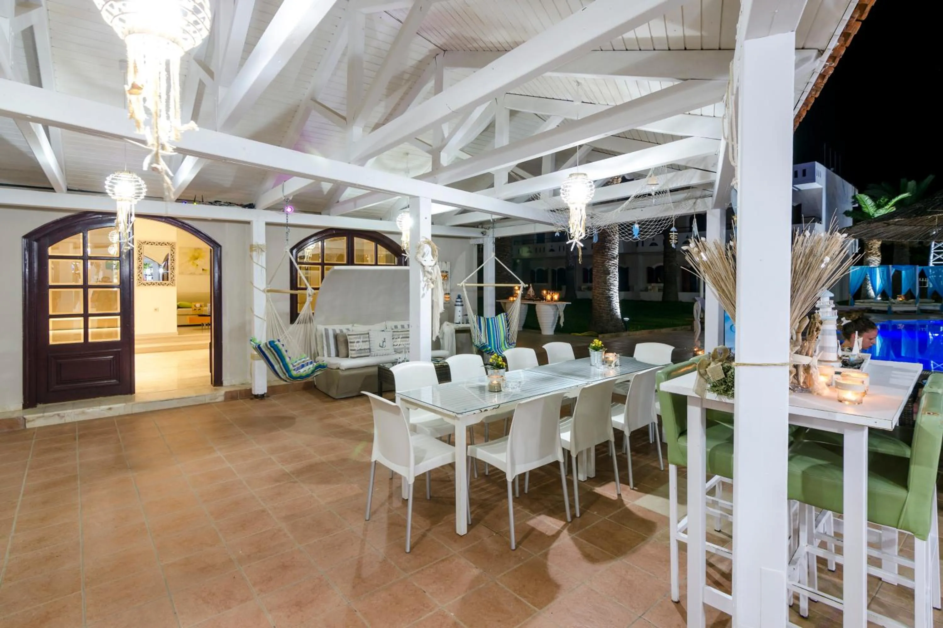 Restaurant/places to eat in Stelios Gardens