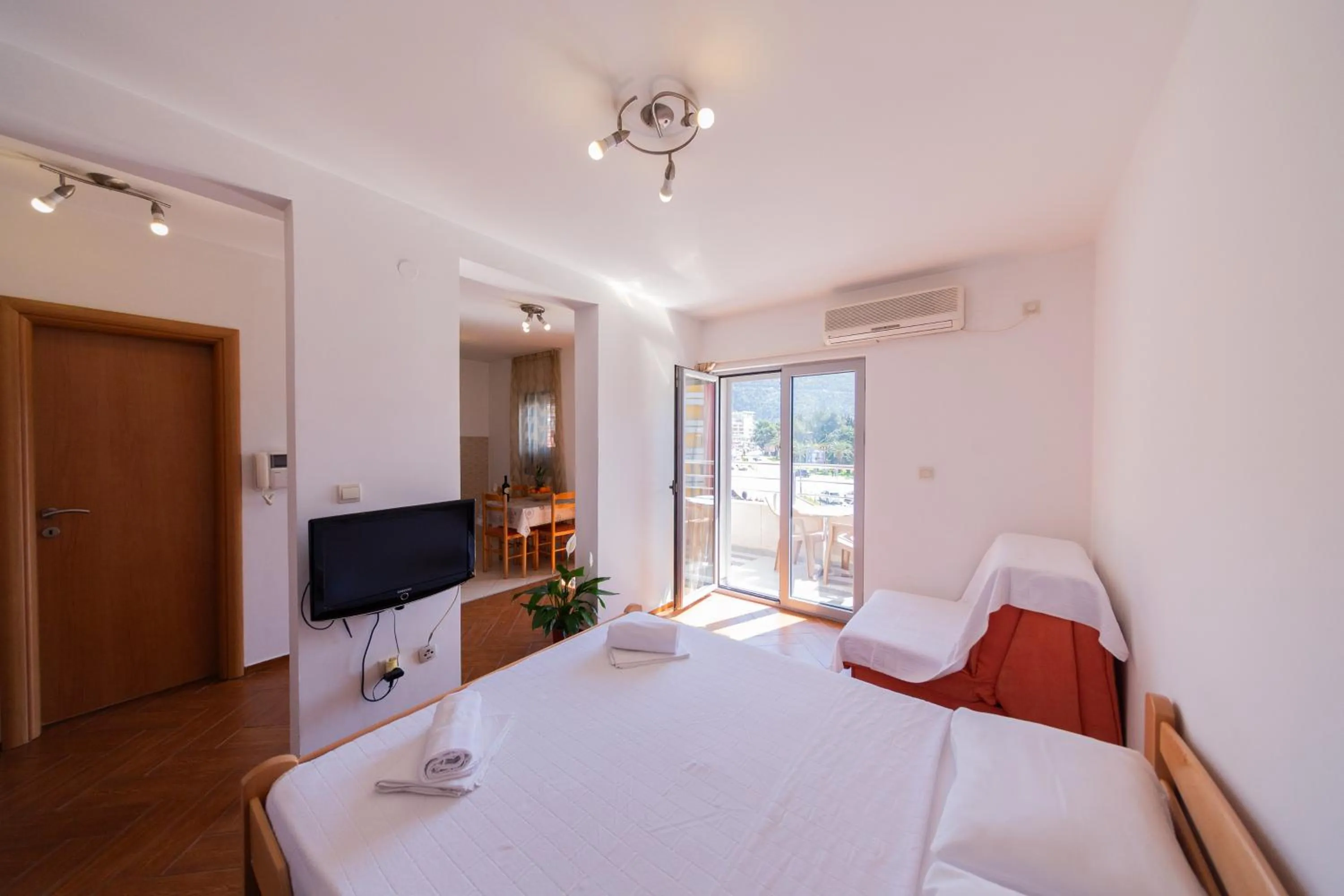 Balcony/Terrace, Bed in SMS Apartments