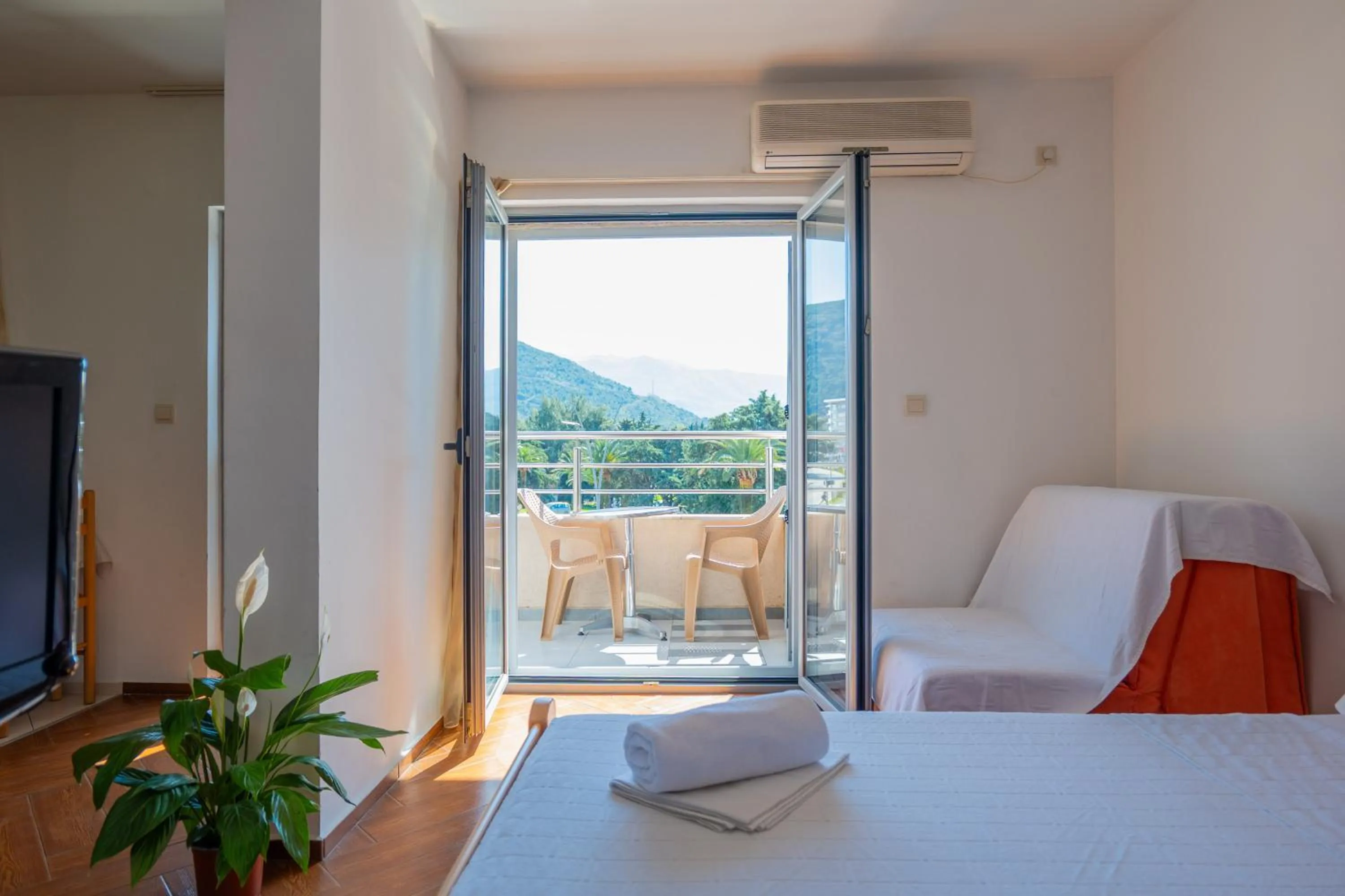 Balcony/Terrace, Bed in SMS Apartments