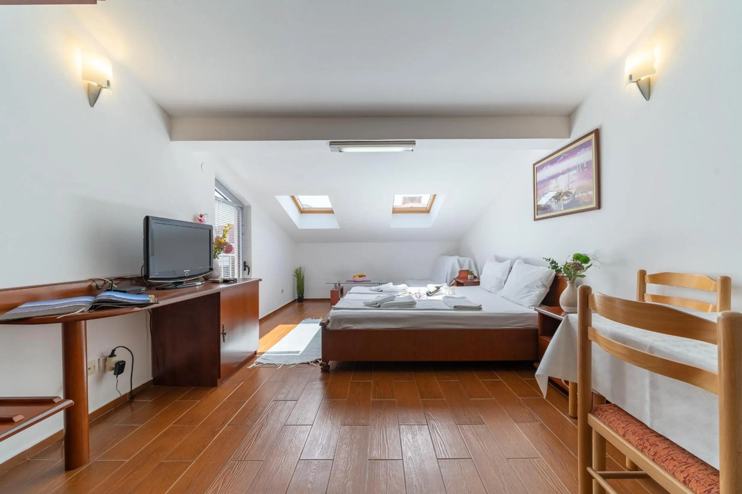 Communal lounge/ TV room, Bed in SMS Apartments