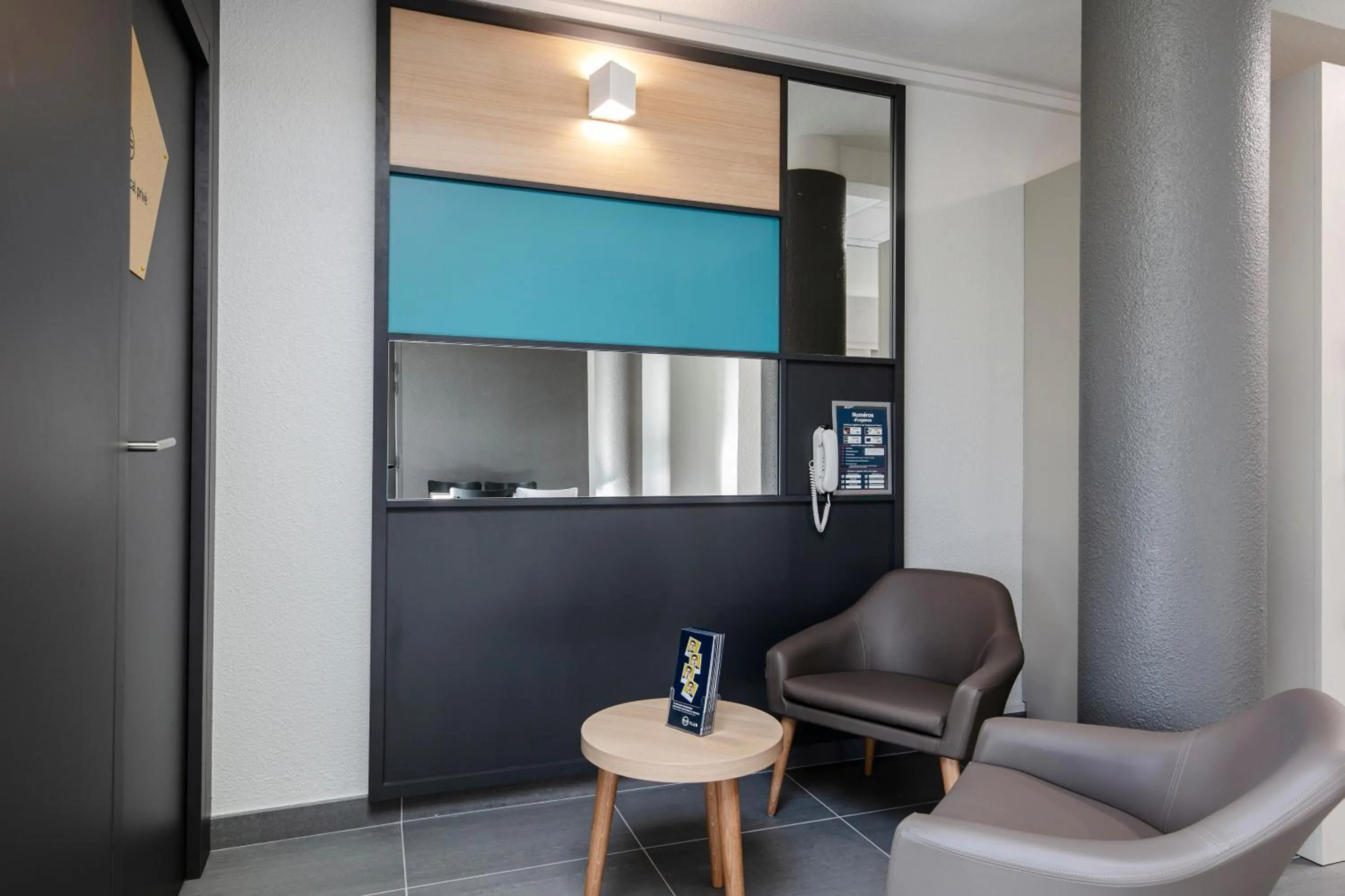 Lobby or reception in B&B HOTEL Poitiers 1 Futuroscope