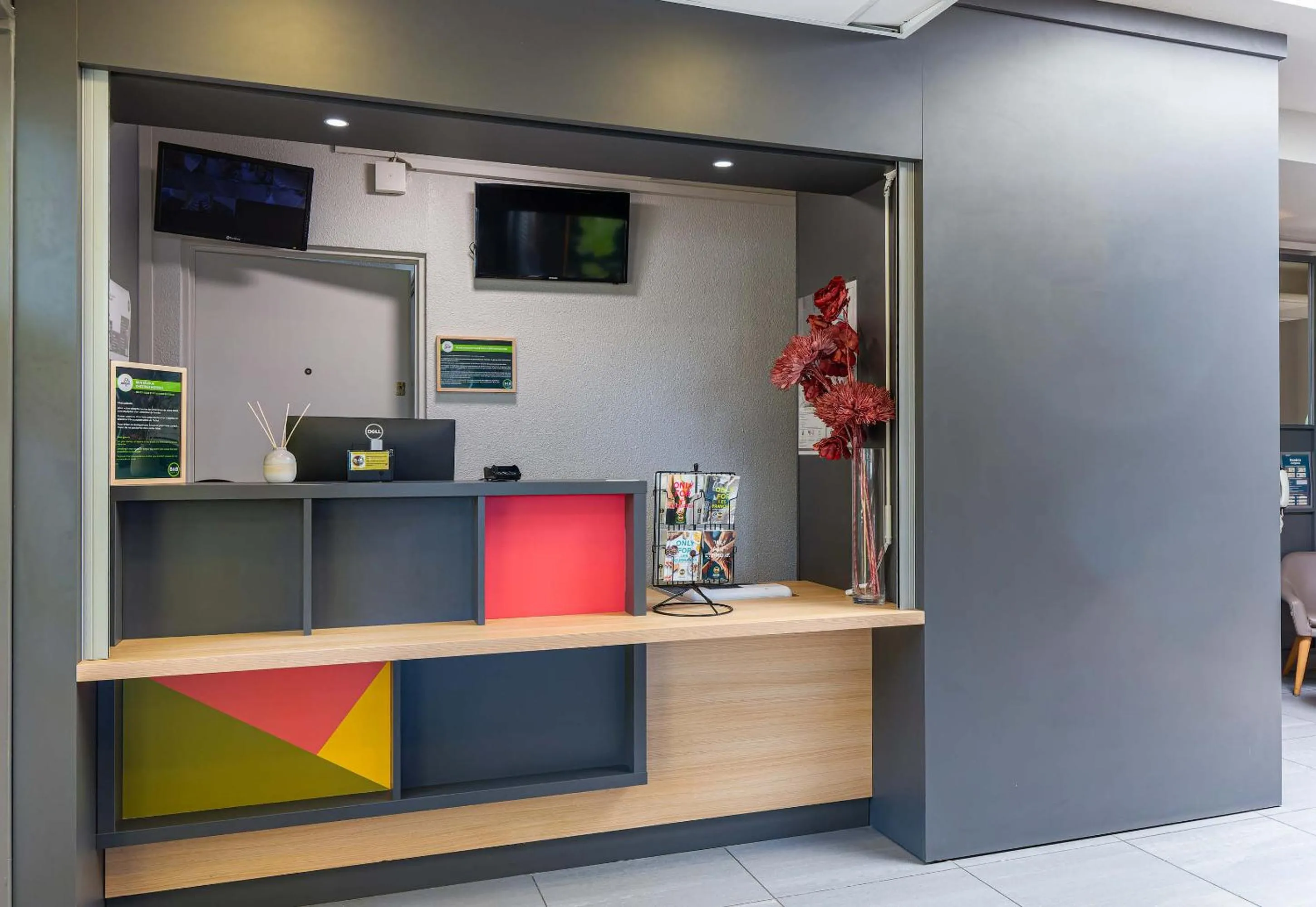 Lobby or reception in B&B HOTEL Poitiers 1 Futuroscope