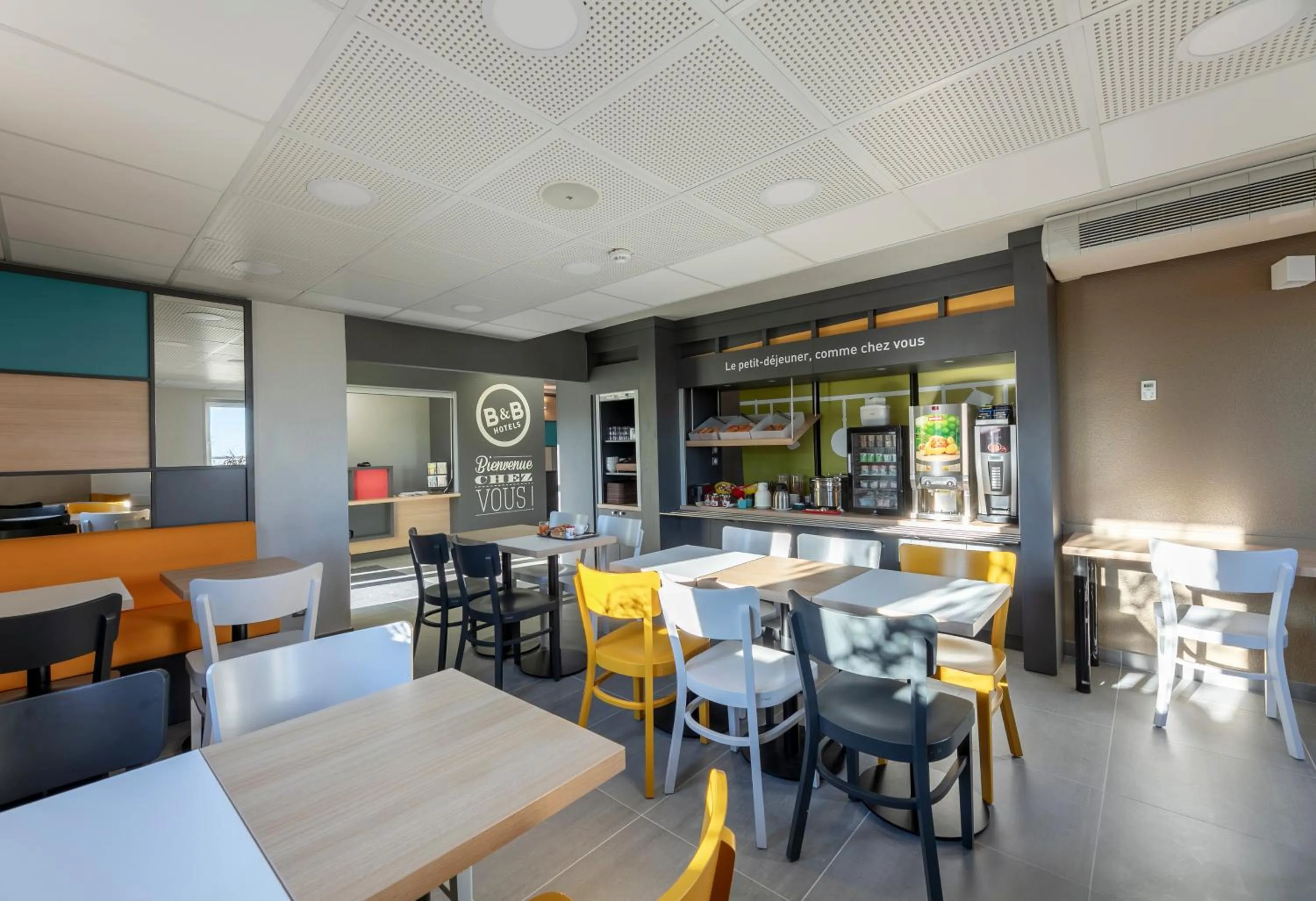 Buffet breakfast in B&B HOTEL Poitiers 1 Futuroscope