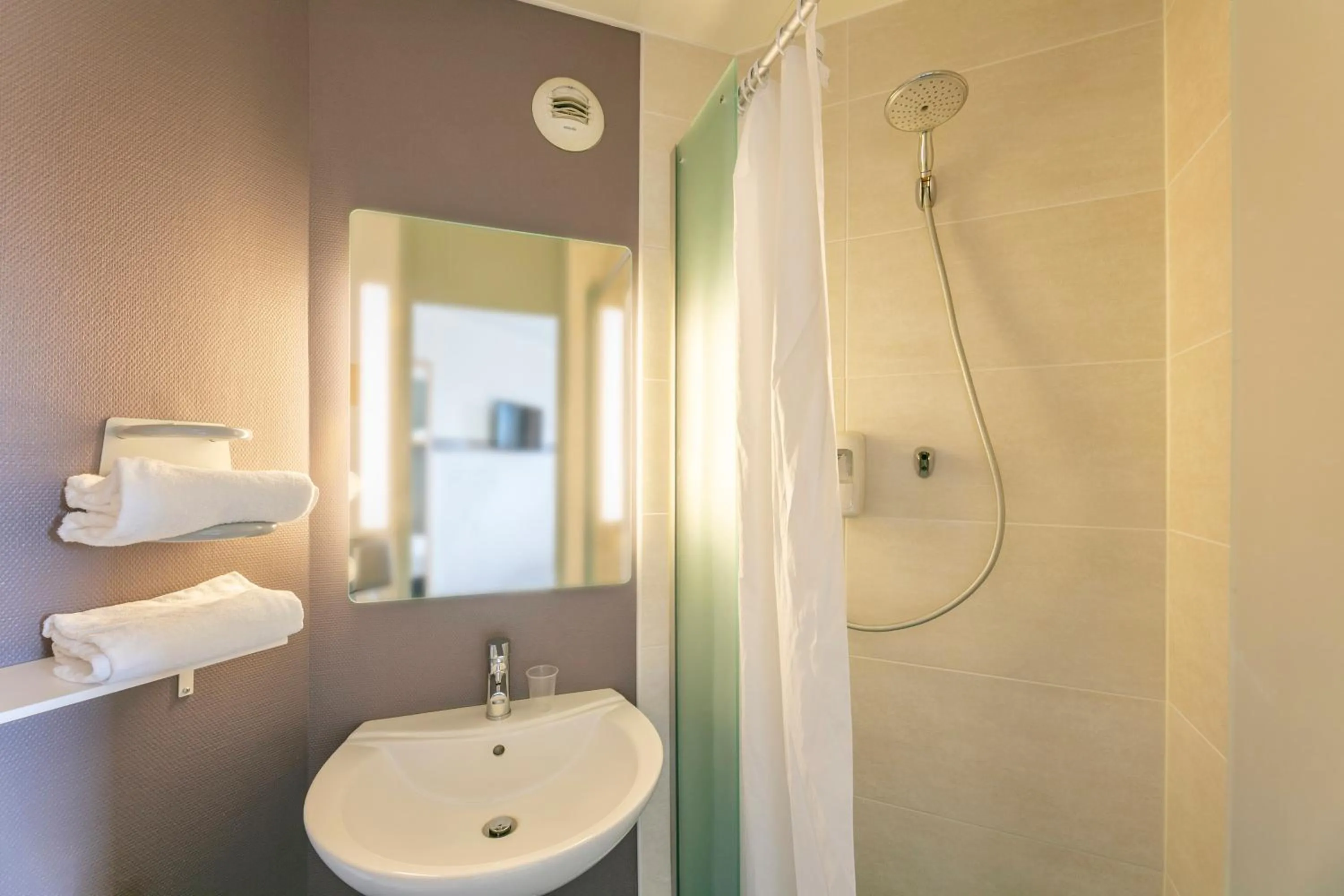 Bathroom in B&B HOTEL Poitiers 1 Futuroscope