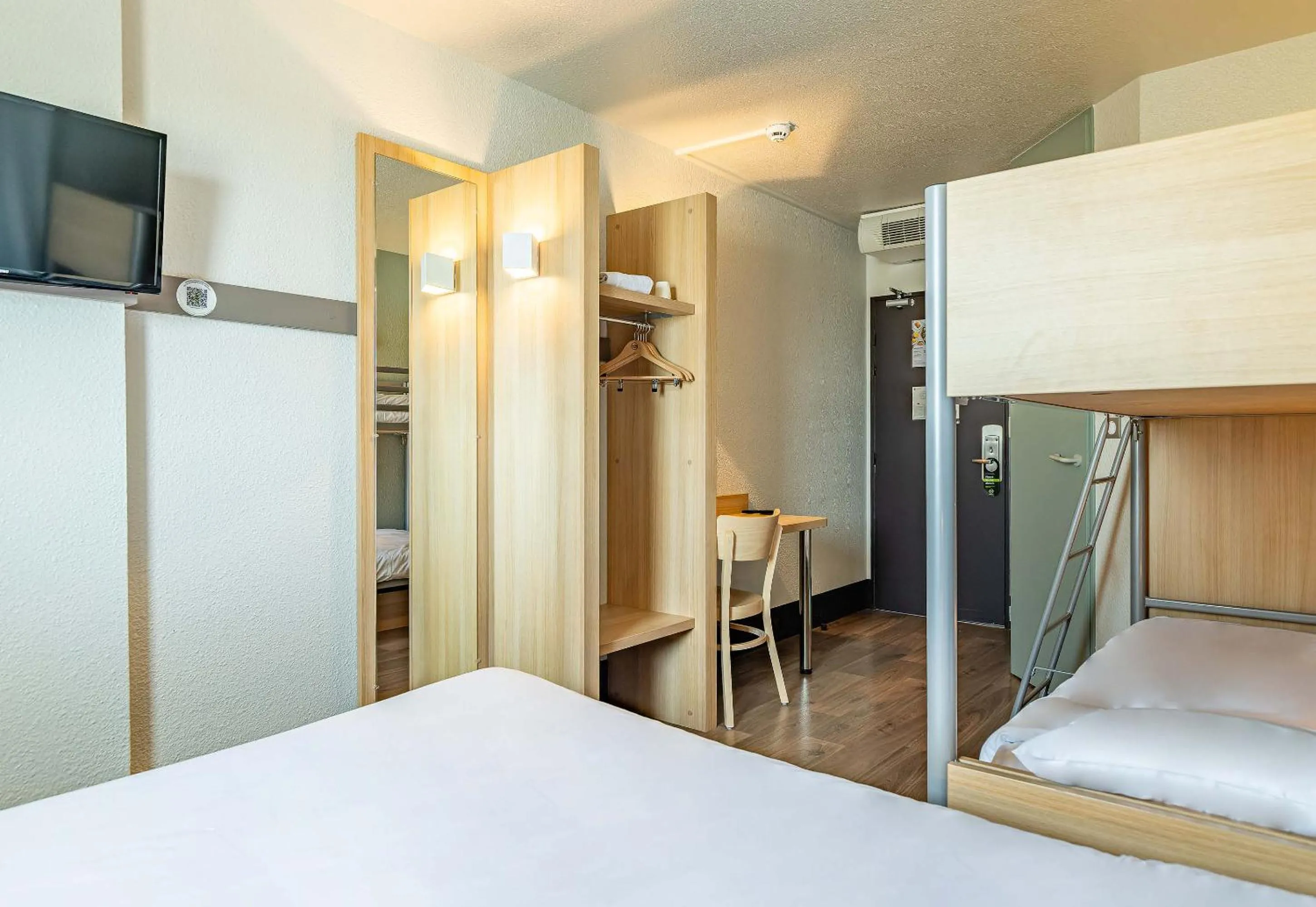 Bedroom, Bed in B&B HOTEL Poitiers 1 Futuroscope