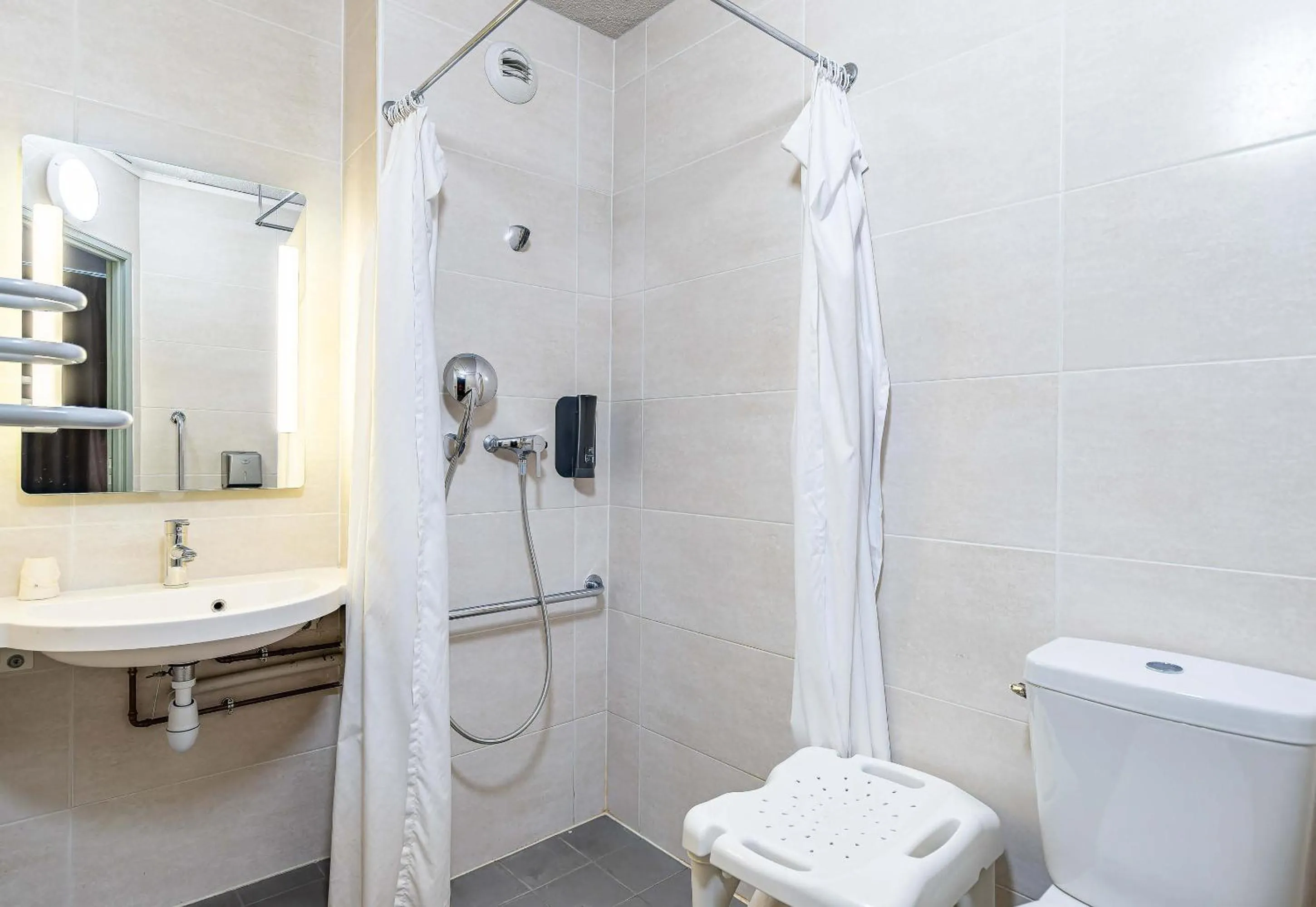 Bathroom in B&B HOTEL Poitiers 1 Futuroscope