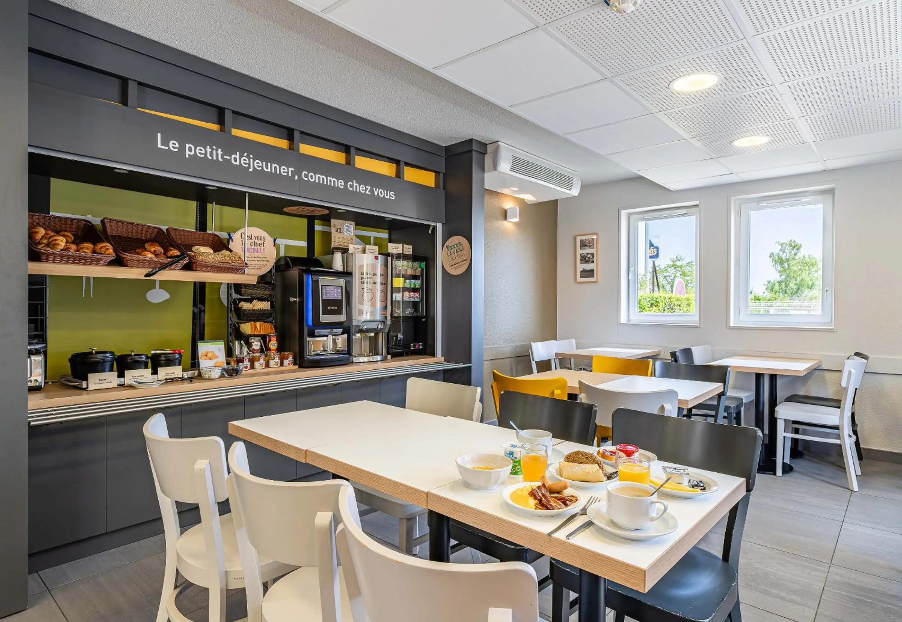 Restaurant/places to eat in B&B HOTEL Poitiers 1 Futuroscope