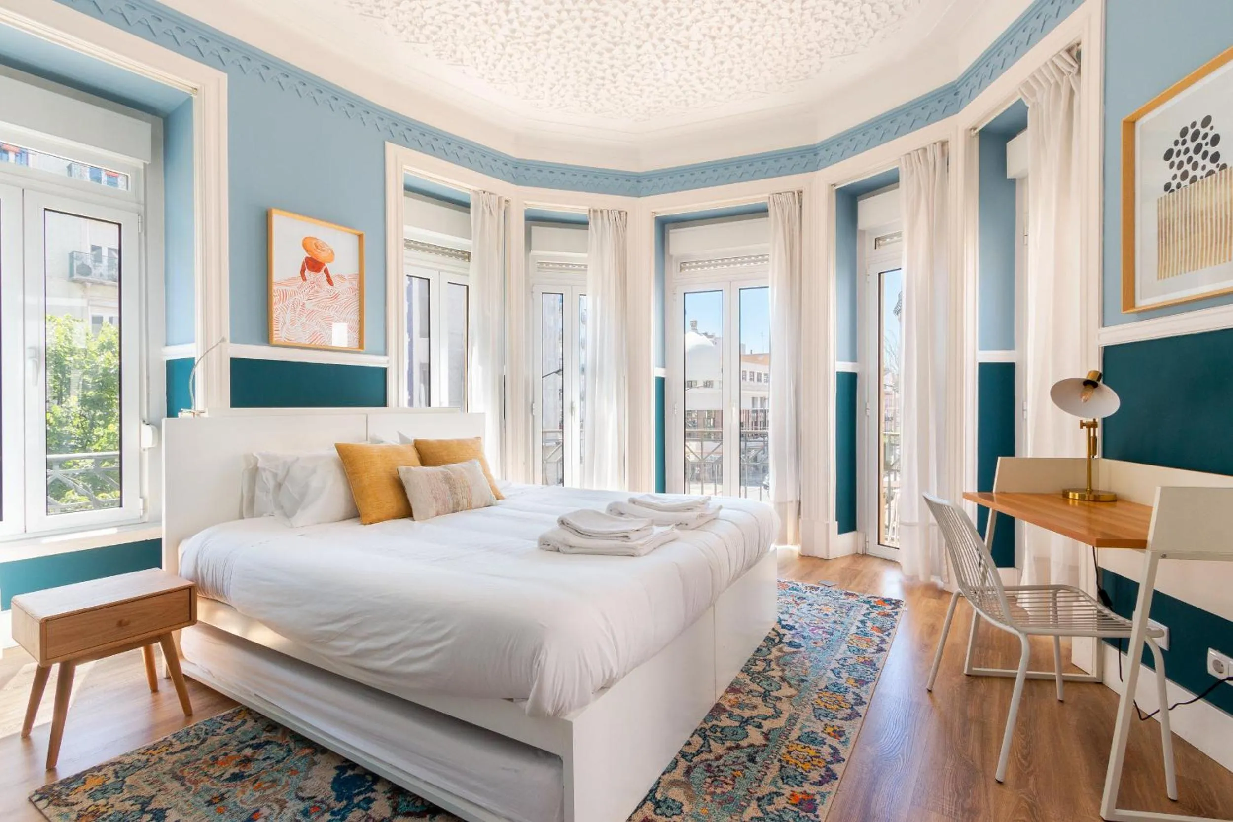 Bedroom, Bed in Bright City Center, 10m from subway, 6 rooms, up to 20 PPL