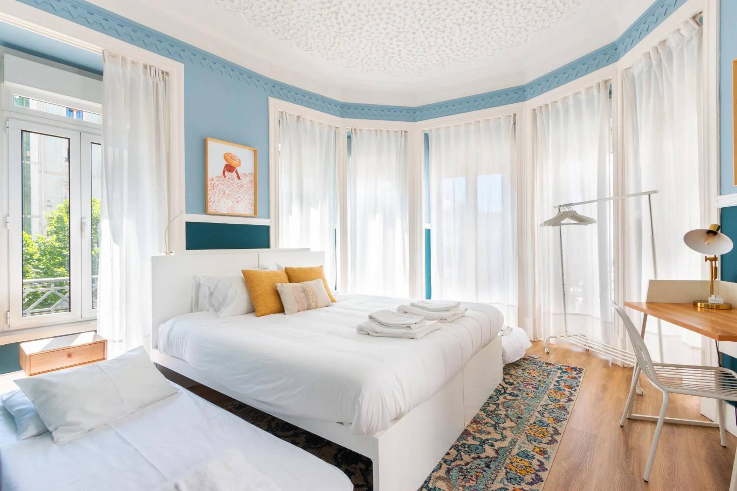 Bedroom, Bed in Bright City Center, 10m from subway, 6 rooms, up to 20 PPL