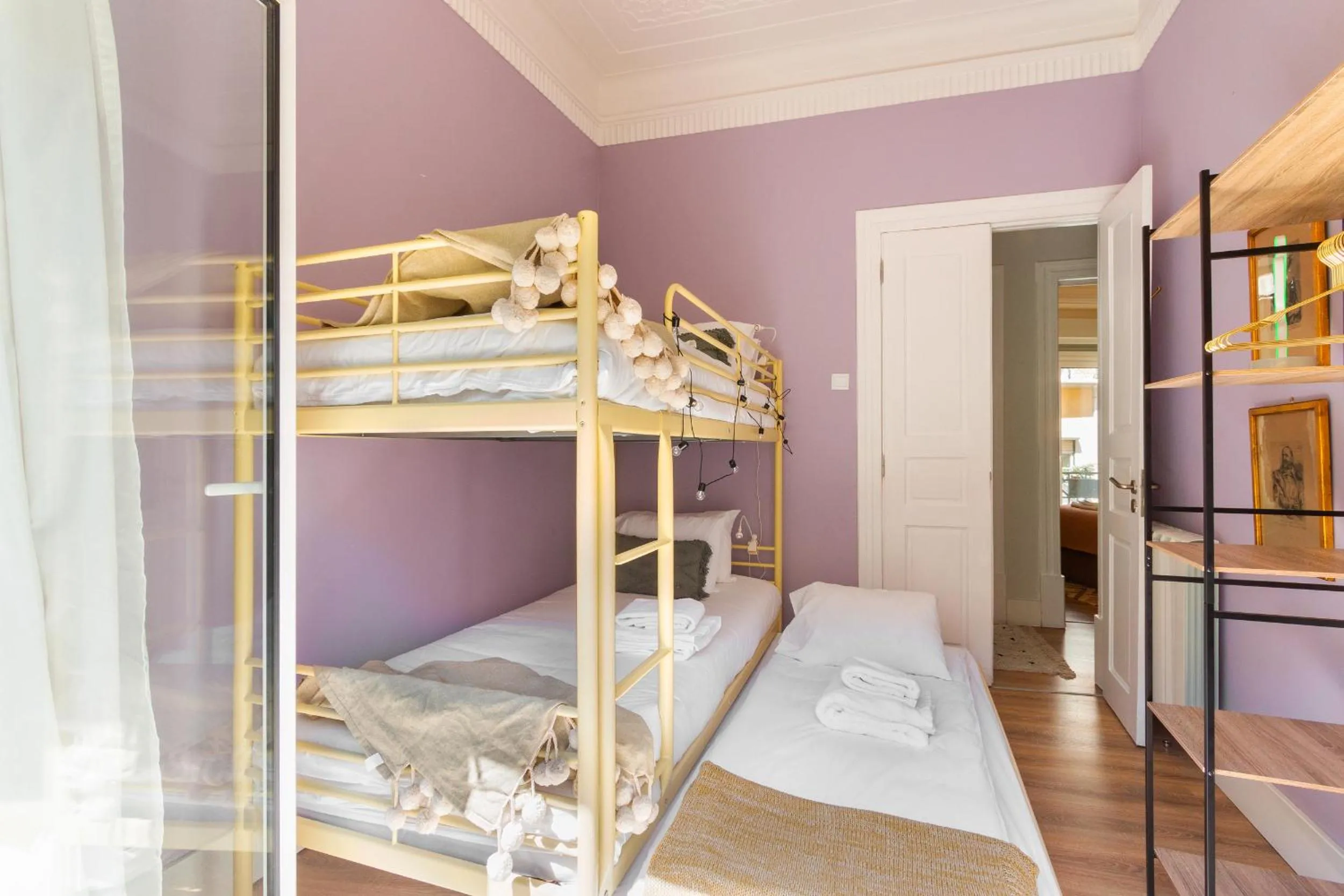 Bed in Bright City Center, 10m from subway, 6 rooms, up to 20 PPL