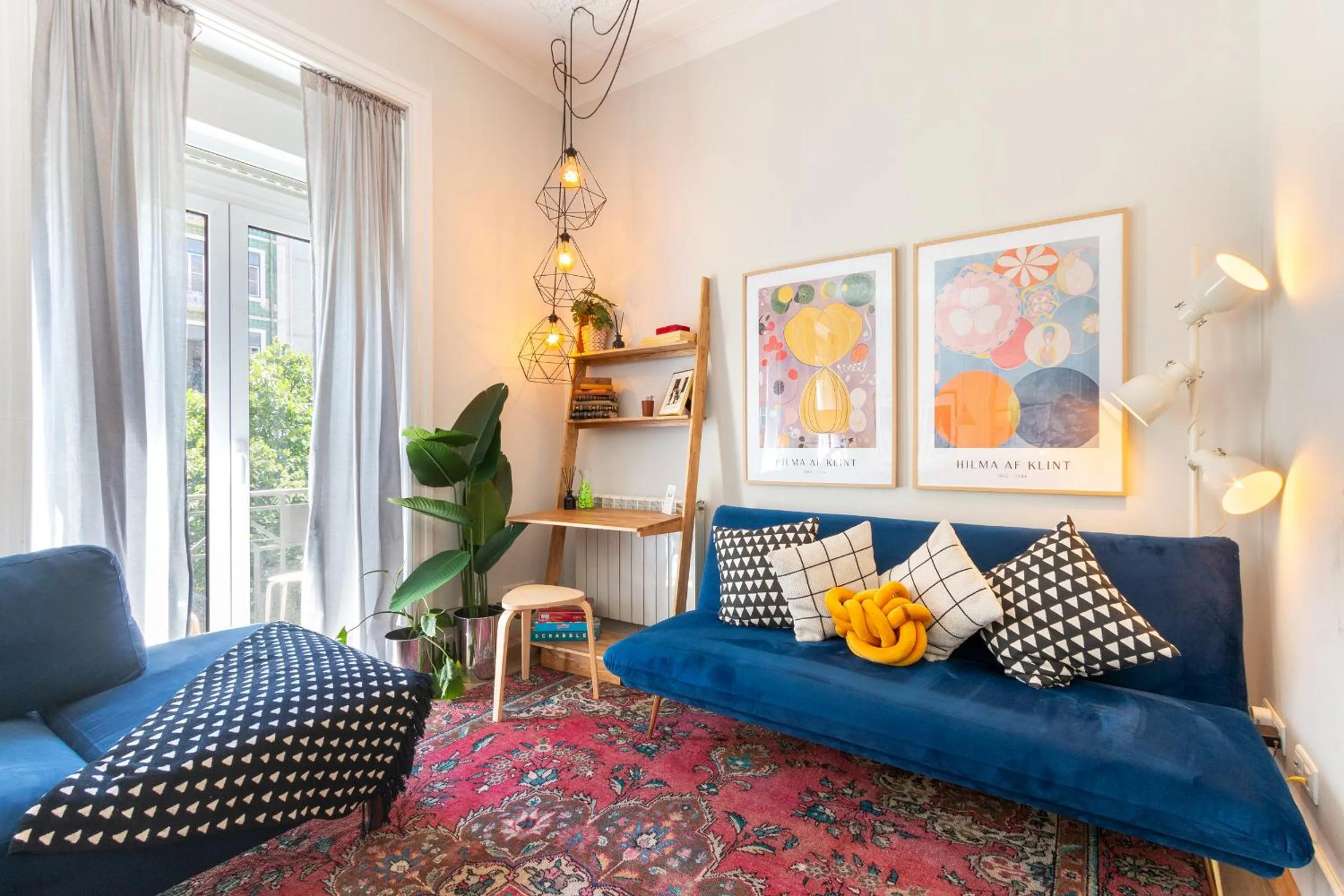 Living room in Bright City Center, 10m from subway, 6 rooms, up to 20 PPL