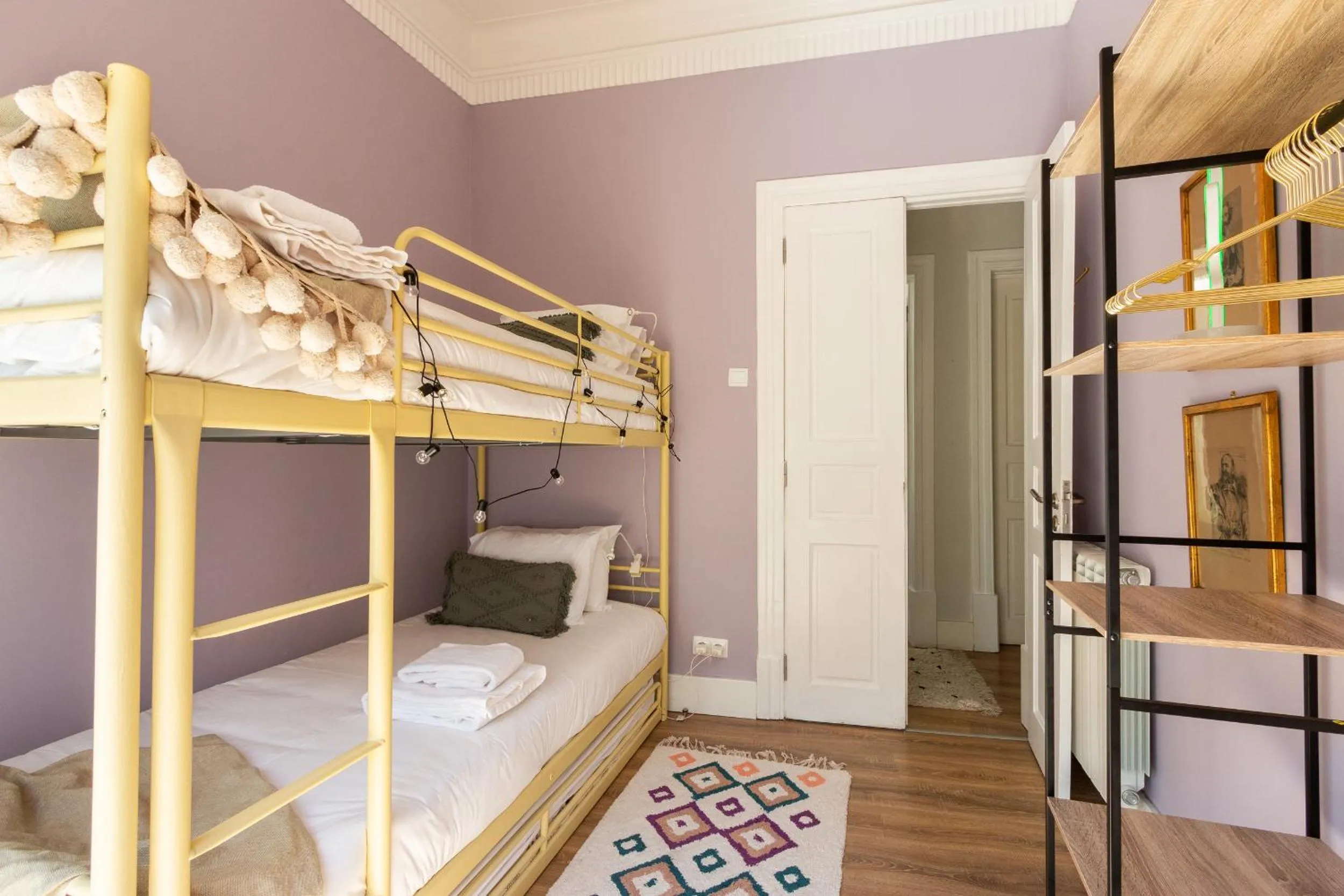 Bed in Bright City Center, 10m from subway, 6 rooms, up to 20 PPL