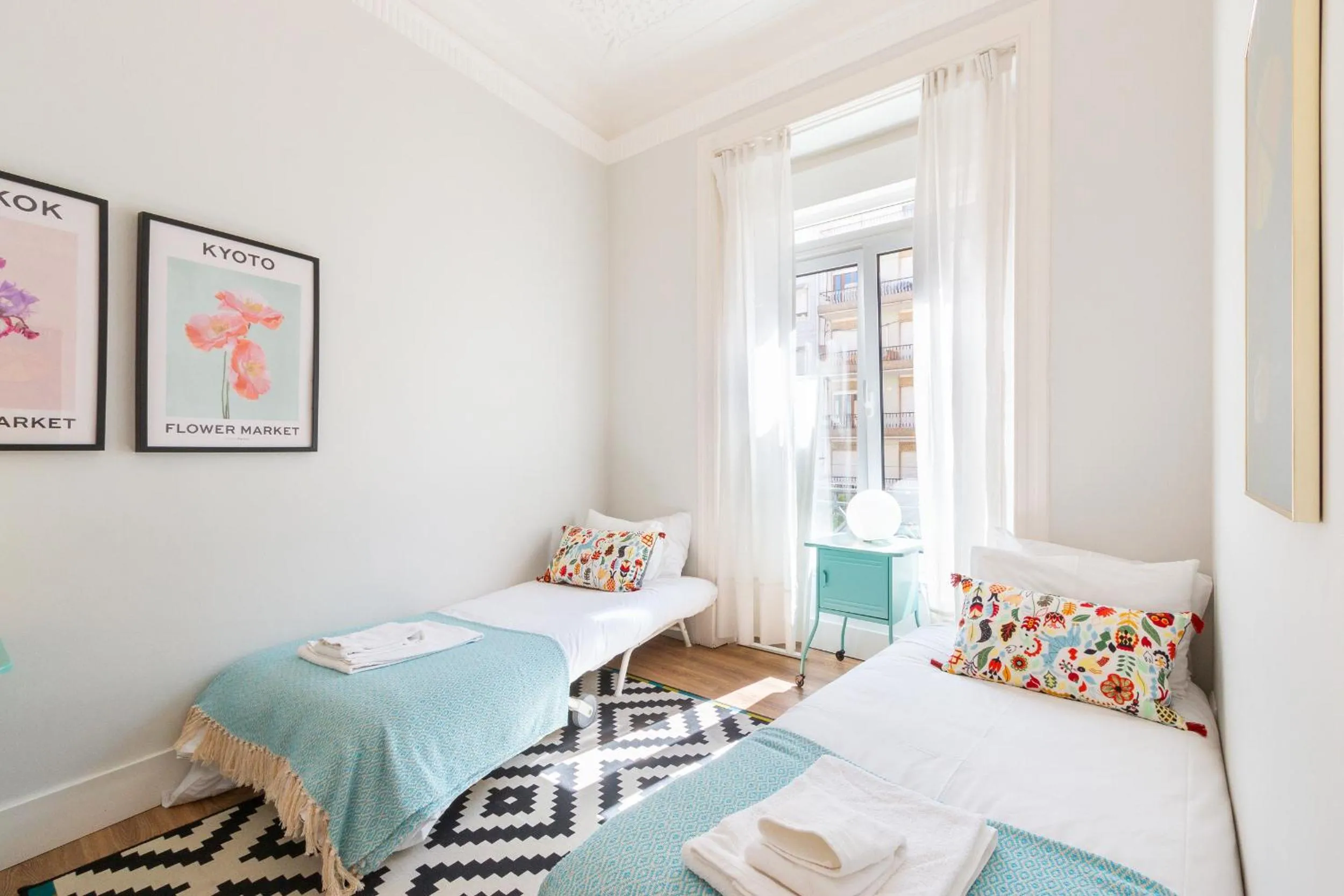 Bed in Bright City Center, 10m from subway, 6 rooms, up to 20 PPL