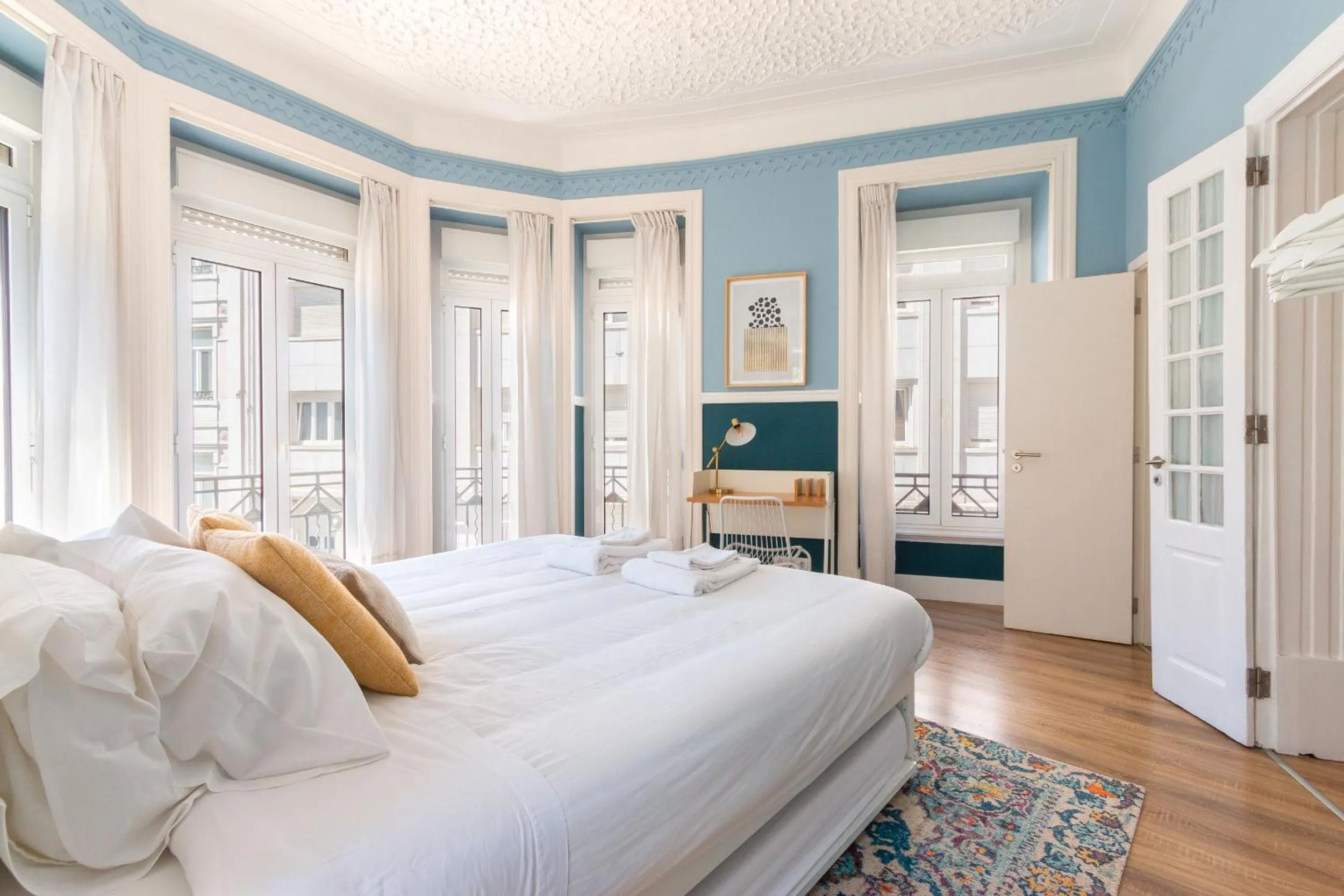 Bedroom, Bed in Bright City Center, 10m from subway, 6 rooms, up to 20 PPL