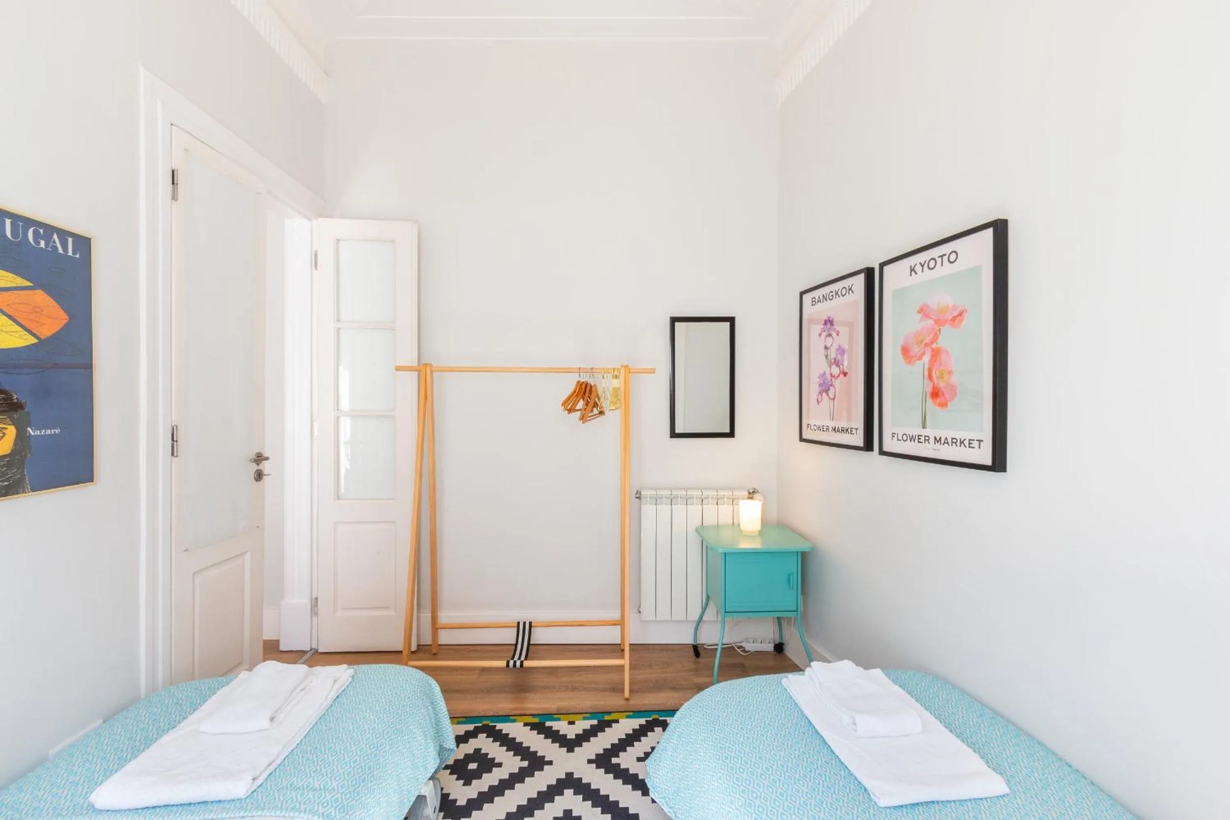 Bed in Bright City Center, 10m from subway, 6 rooms, up to 20 PPL
