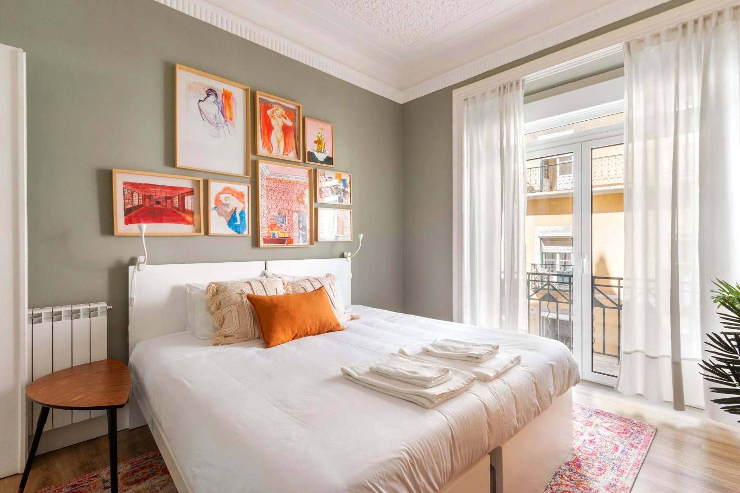 Bedroom, Bed in Bright City Center, 10m from subway, 6 rooms, up to 20 PPL