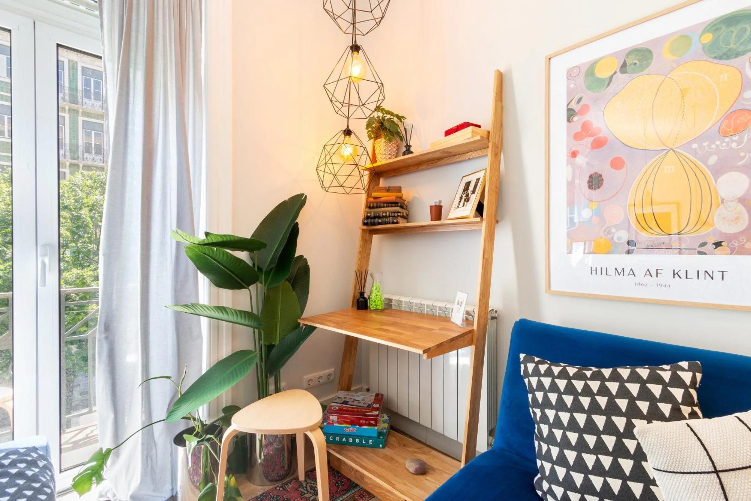 Living room in Bright City Center, 10m from subway, 6 rooms, up to 20 PPL