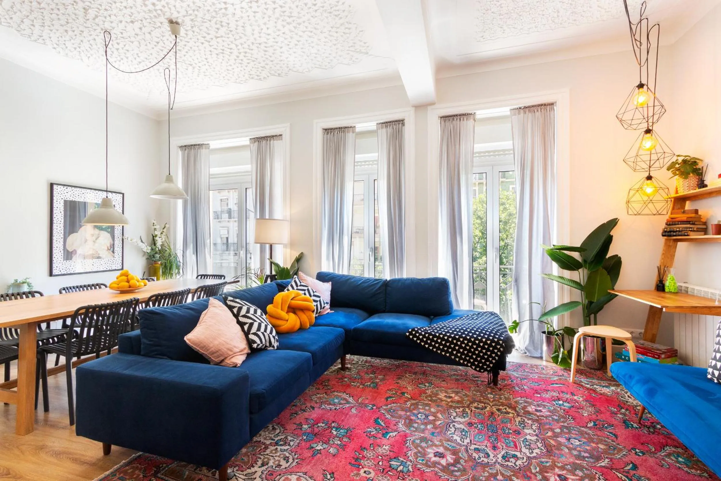 Living room in Bright City Center, 10m from subway, 6 rooms, up to 20 PPL