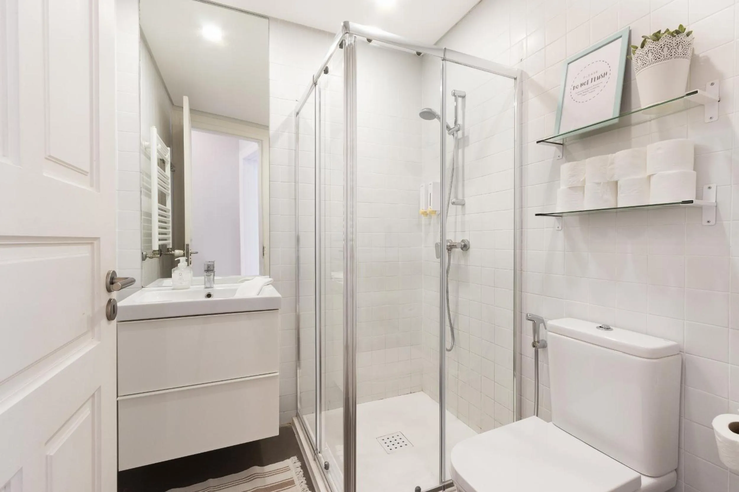 Bright City Center, 10m from subway, 6 rooms, up to 20 PPL