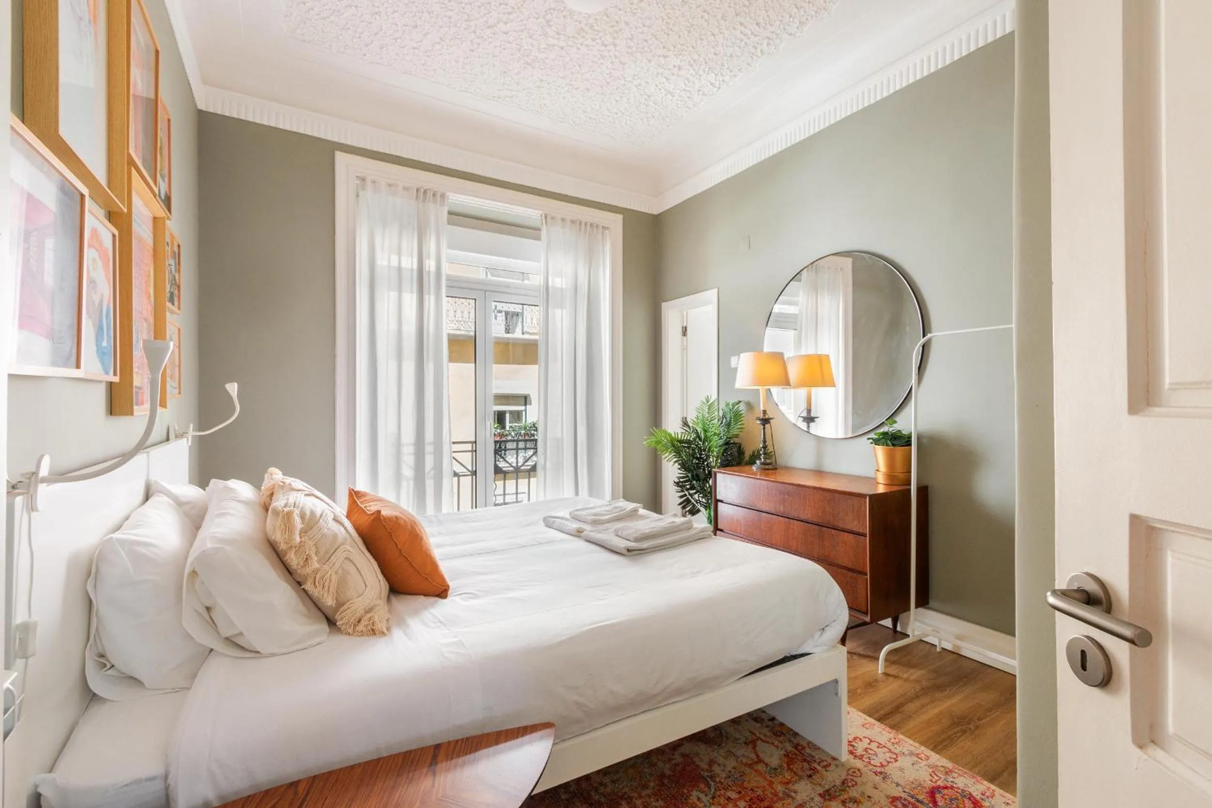 Bed in Bright City Center, 10m from subway, 6 rooms, up to 20 PPL