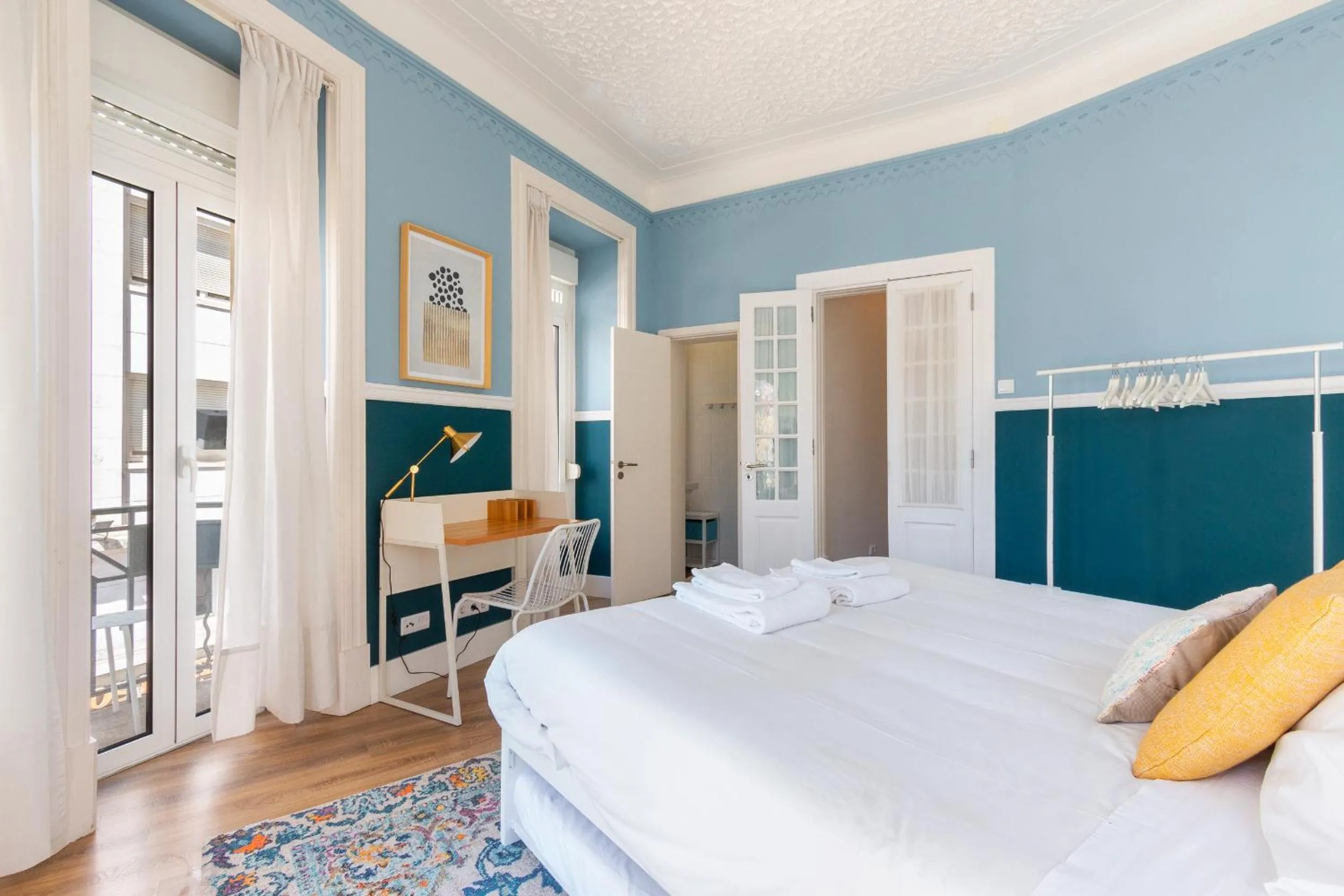 Bed in Bright City Center, 10m from subway, 6 rooms, up to 20 PPL