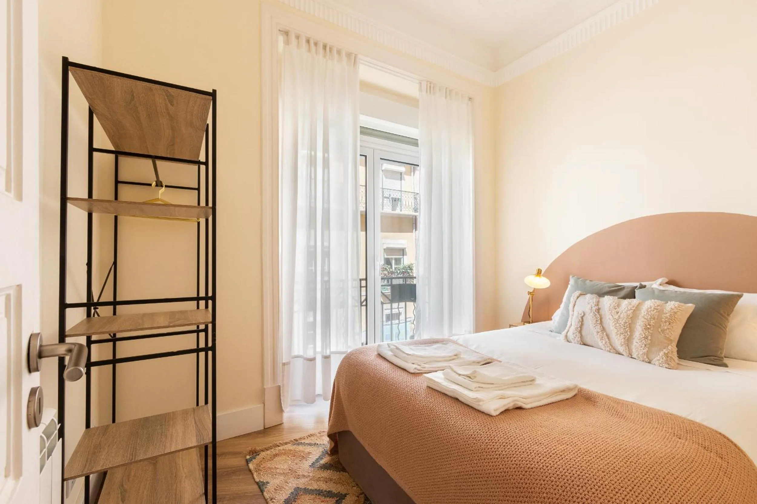 Bed in Bright City Center, 10m from subway, 6 rooms, up to 20 PPL