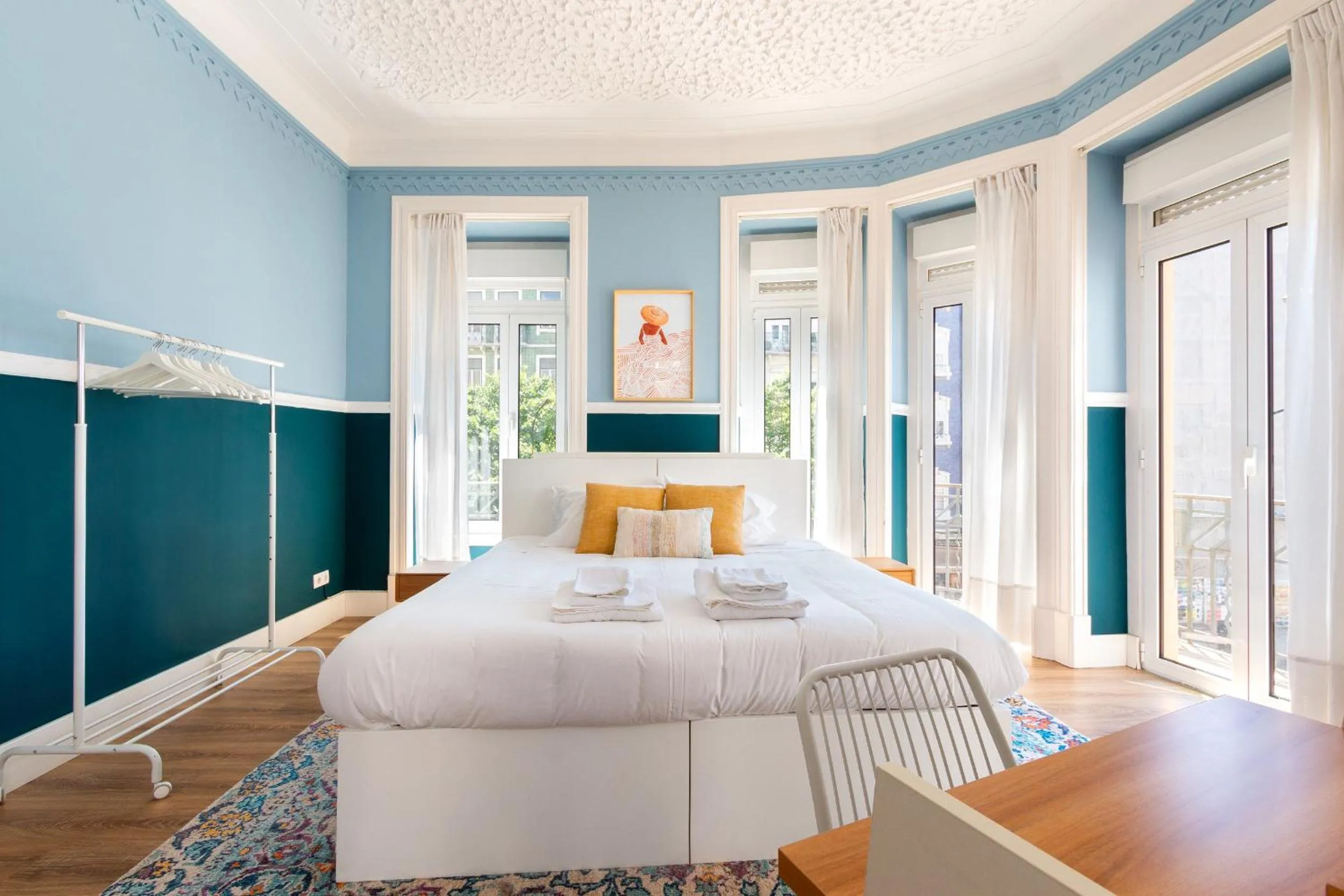 Bedroom, Bed in Bright City Center, 10m from subway, 6 rooms, up to 20 PPL