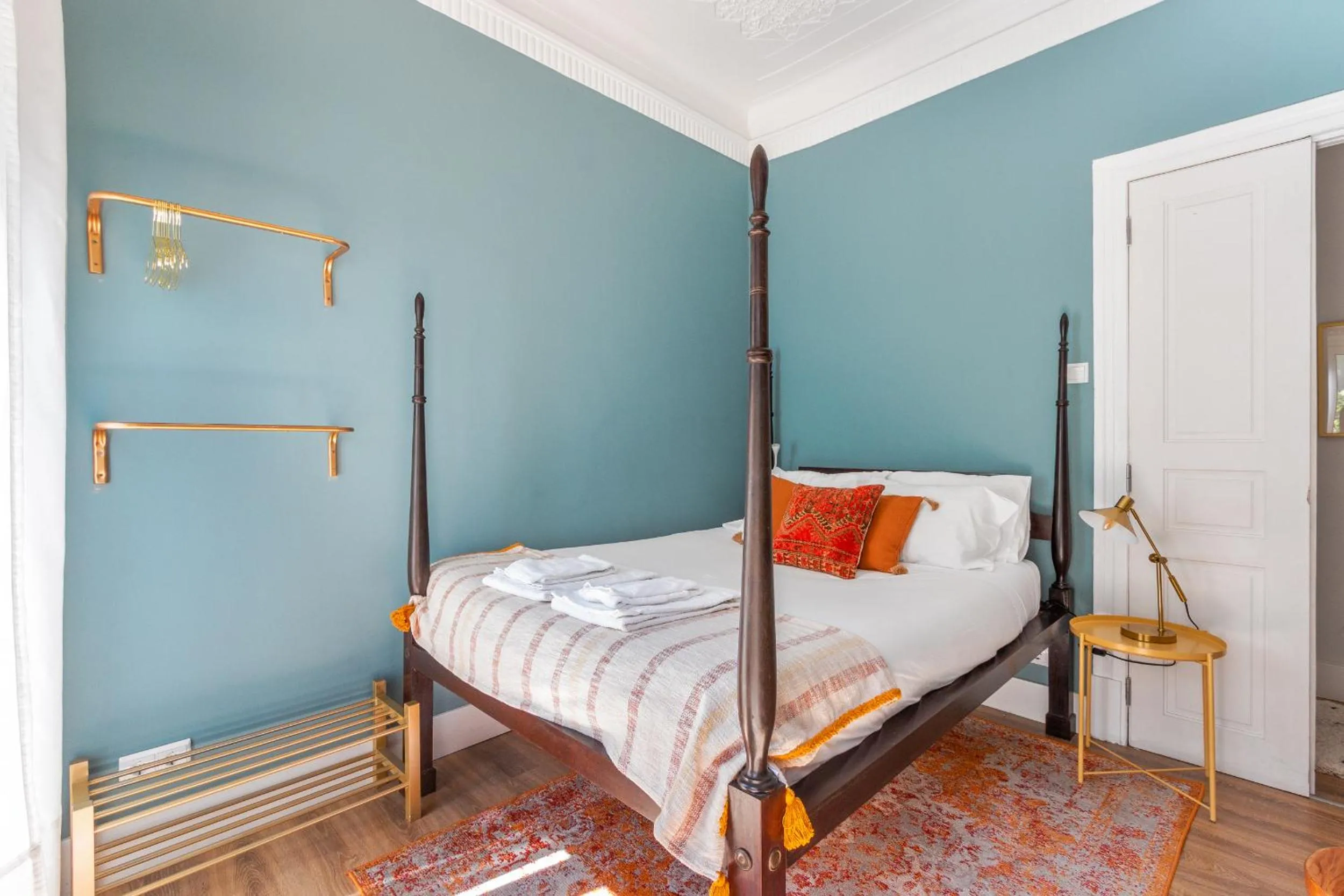 Bed in Bright City Center, 10m from subway, 6 rooms, up to 20 PPL