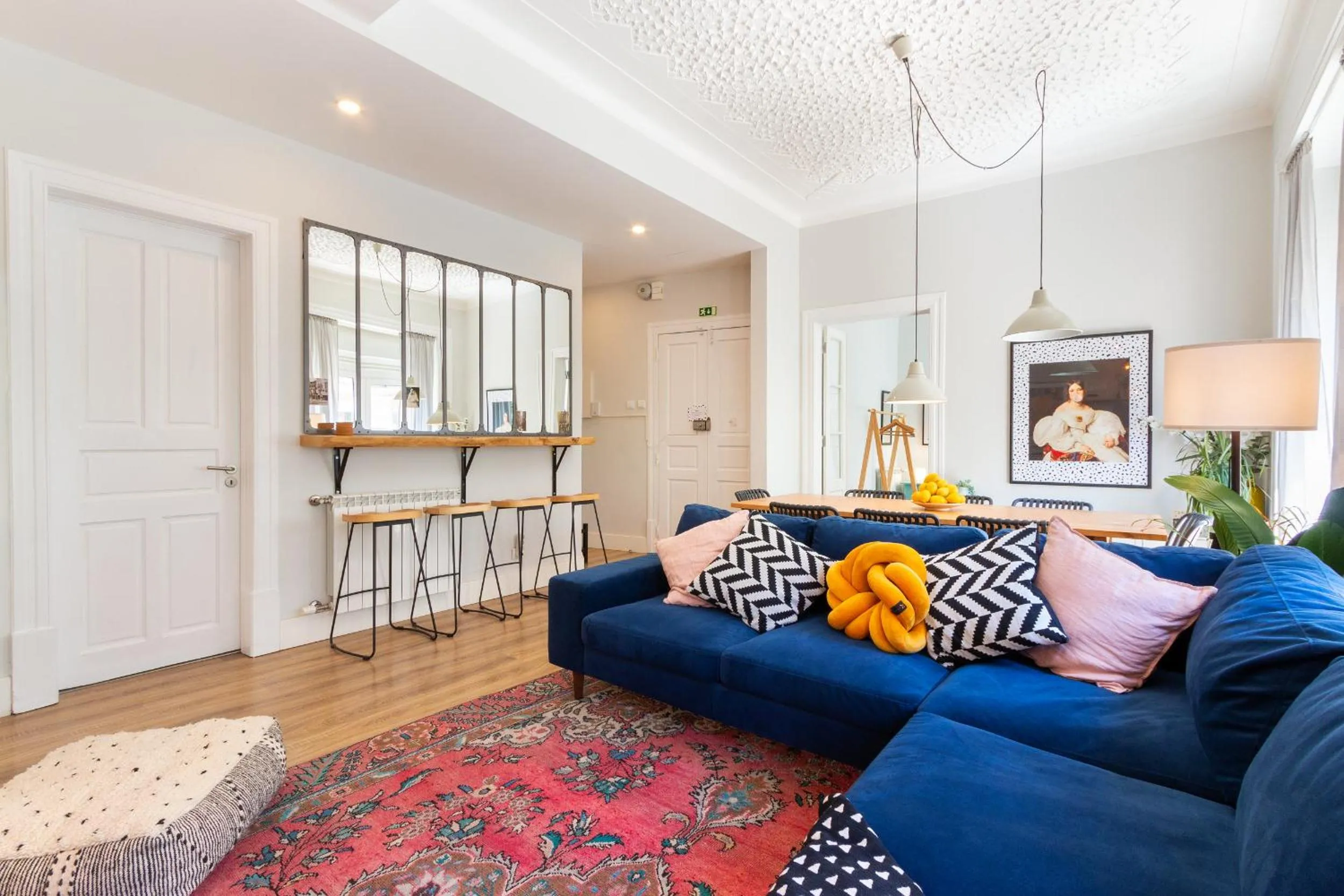 Living room in Bright City Center, 10m from subway, 6 rooms, up to 20 PPL