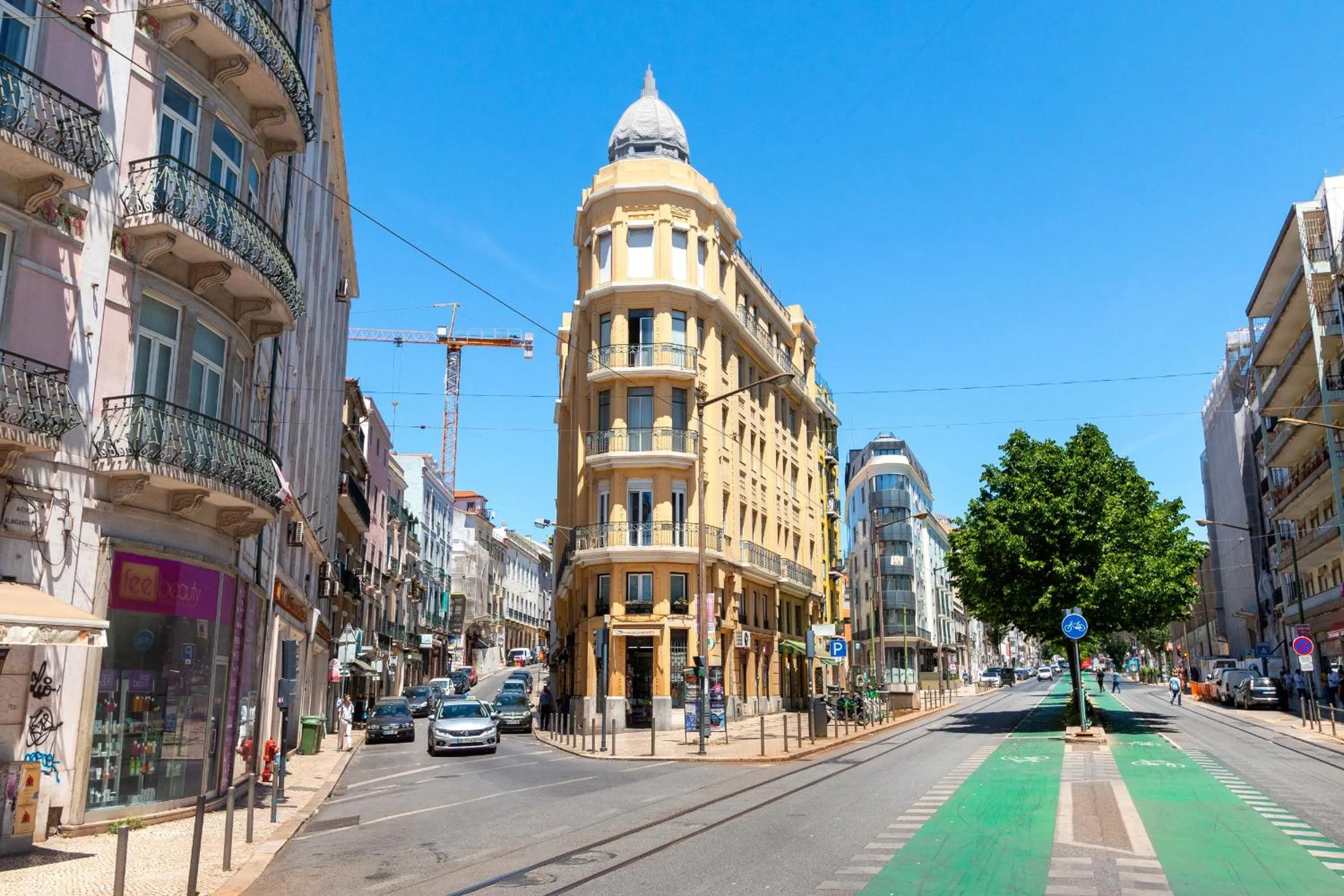 Property building in Bright City Center, 10m from subway, 6 rooms, up to 20 PPL