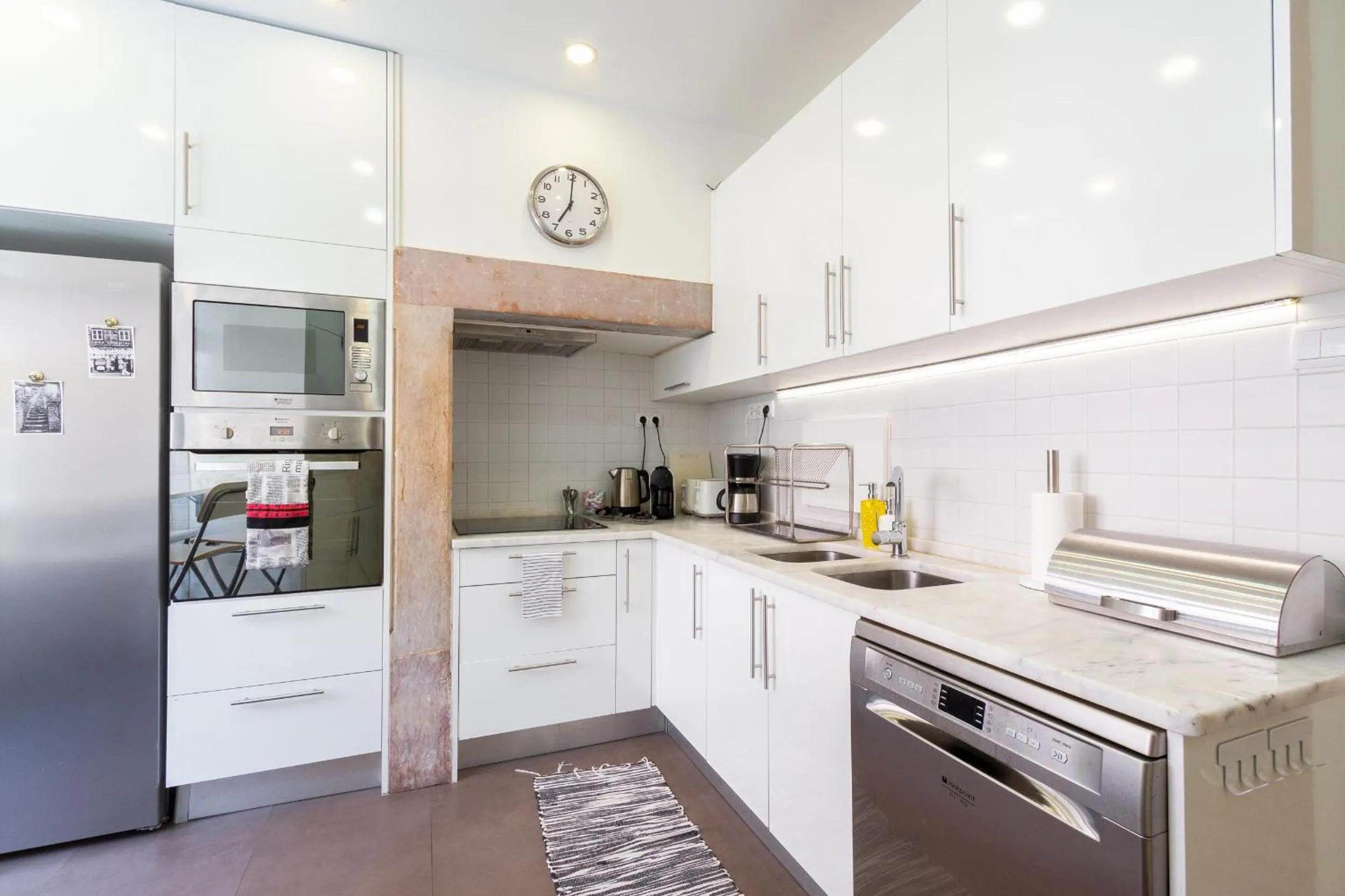 Coffee/tea facilities in Bright City Center, 10m from subway, 6 rooms, up to 20 PPL
