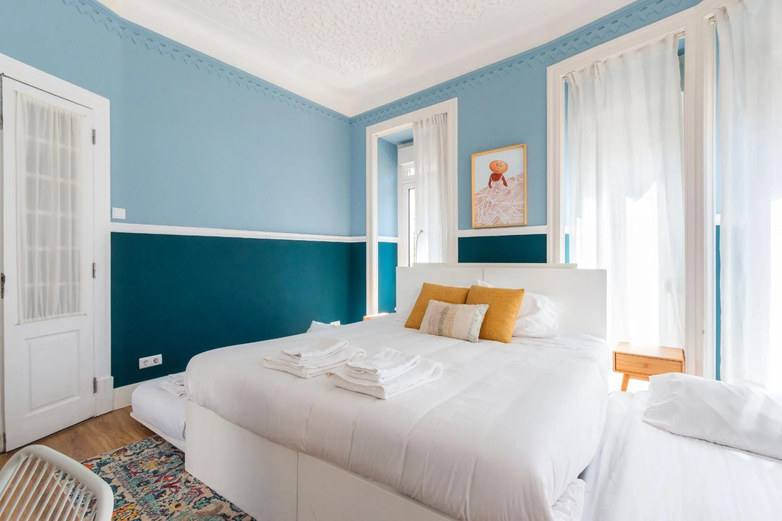 Bed in Bright City Center, 10m from subway, 6 rooms, up to 20 PPL