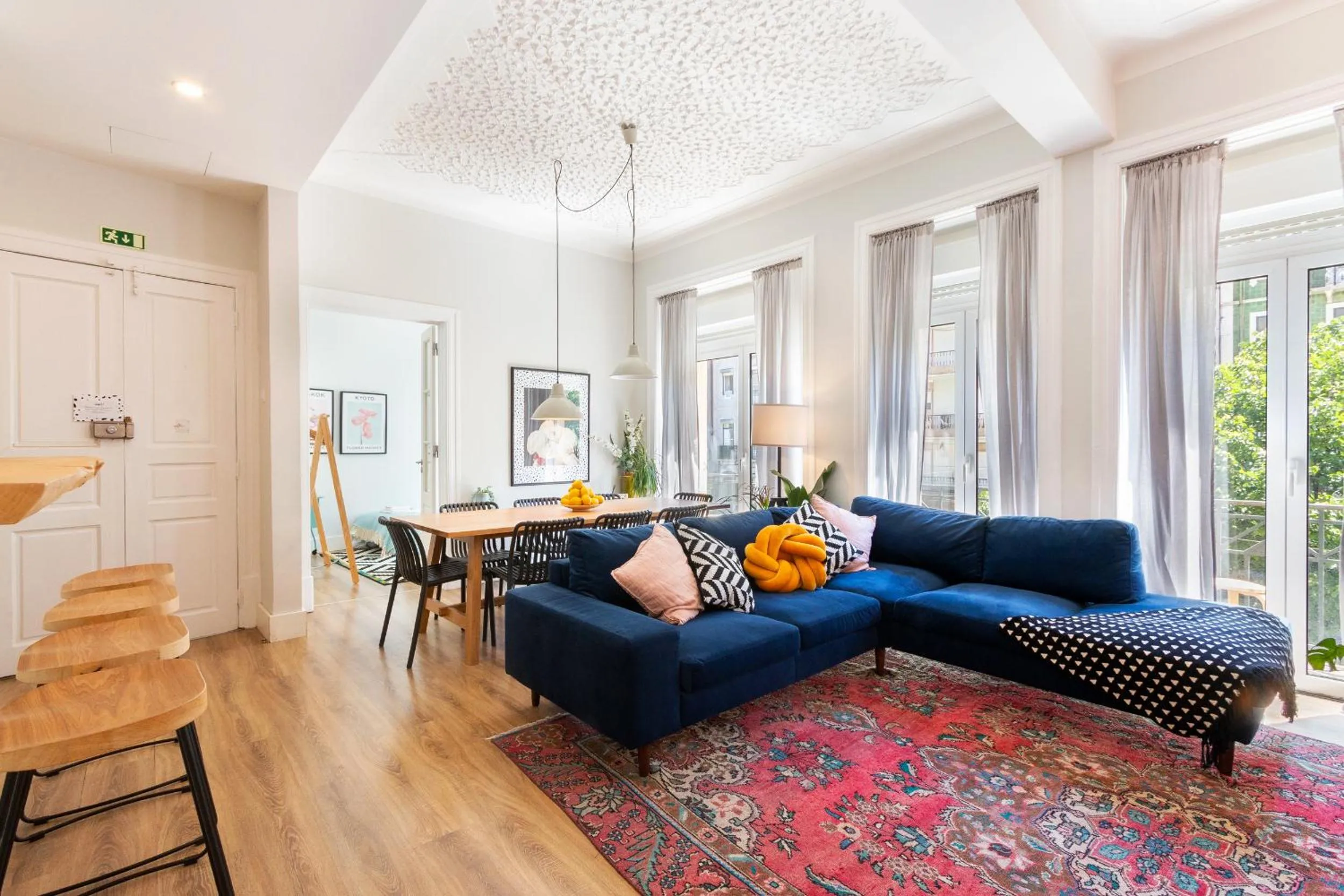 Living room in Bright City Center, 10m from subway, 6 rooms, up to 20 PPL