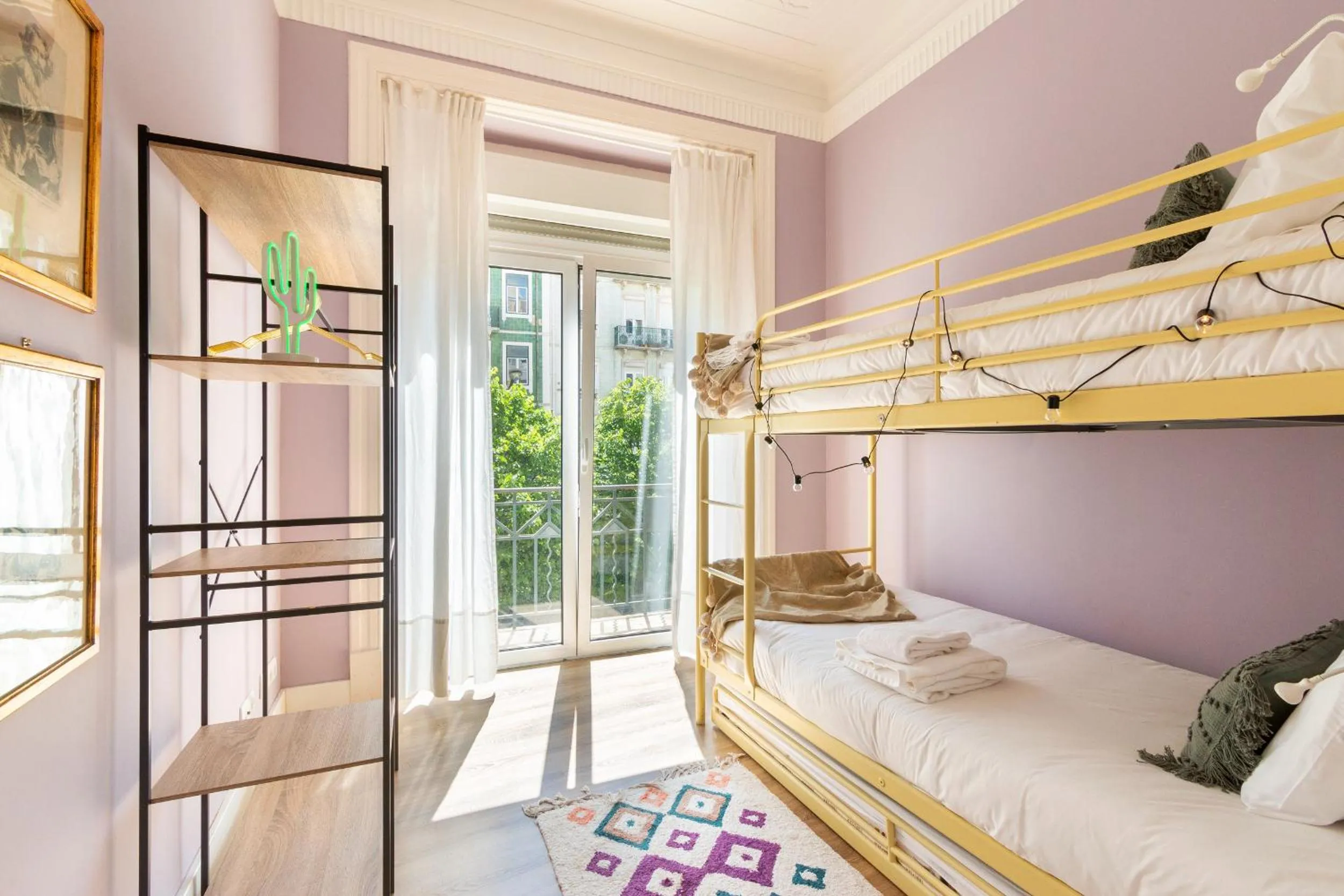 Bed in Bright City Center, 10m from subway, 6 rooms, up to 20 PPL