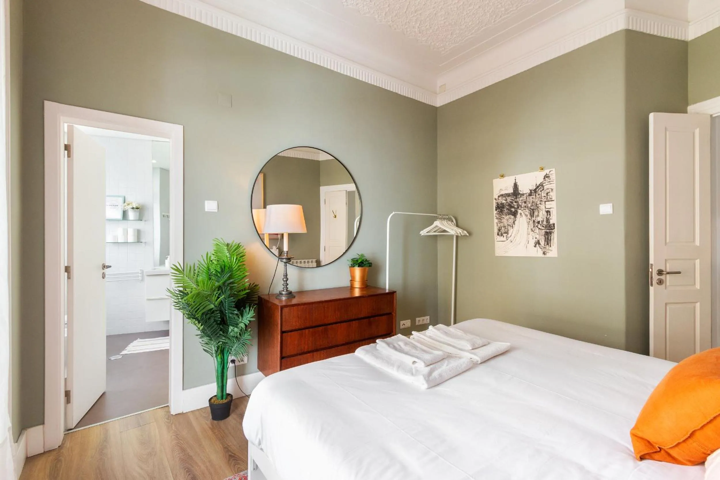 Bed in Bright City Center, 10m from subway, 6 rooms, up to 20 PPL