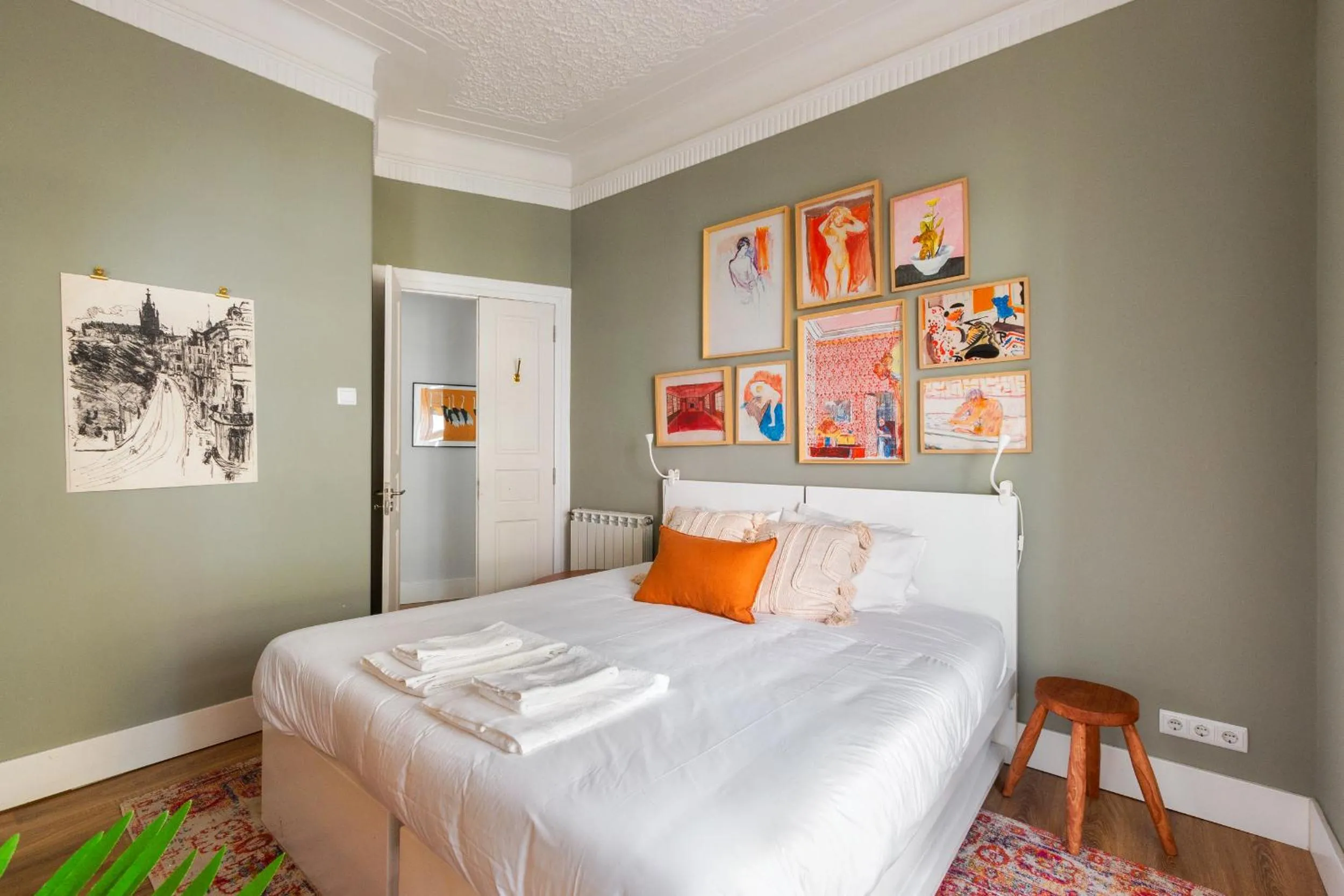 Bed in Bright City Center, 10m from subway, 6 rooms, up to 20 PPL