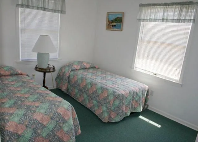 Photo of the whole room, Bed in Outer Banks Motel