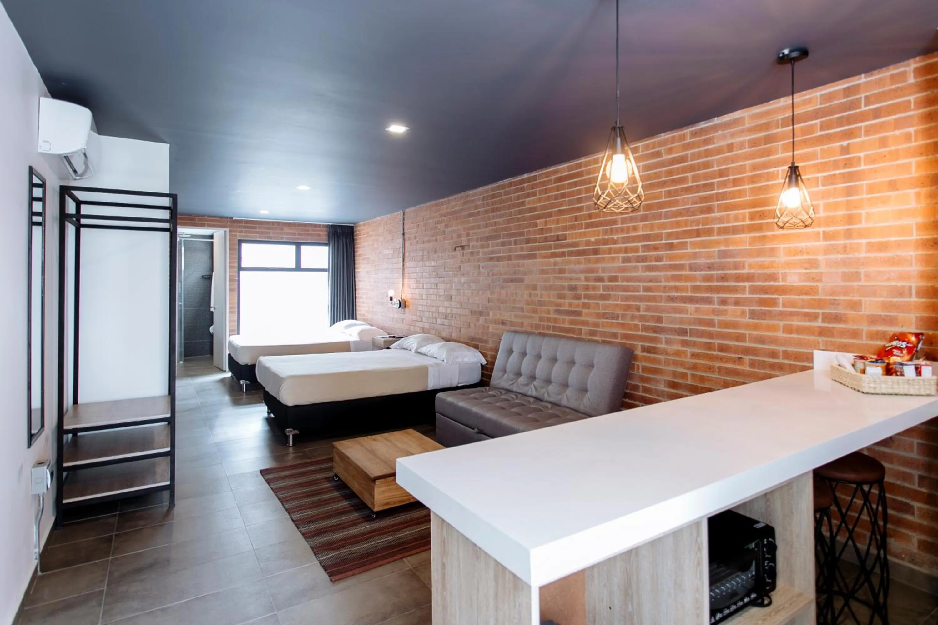 Photo of the whole room in Soy Local Provenza