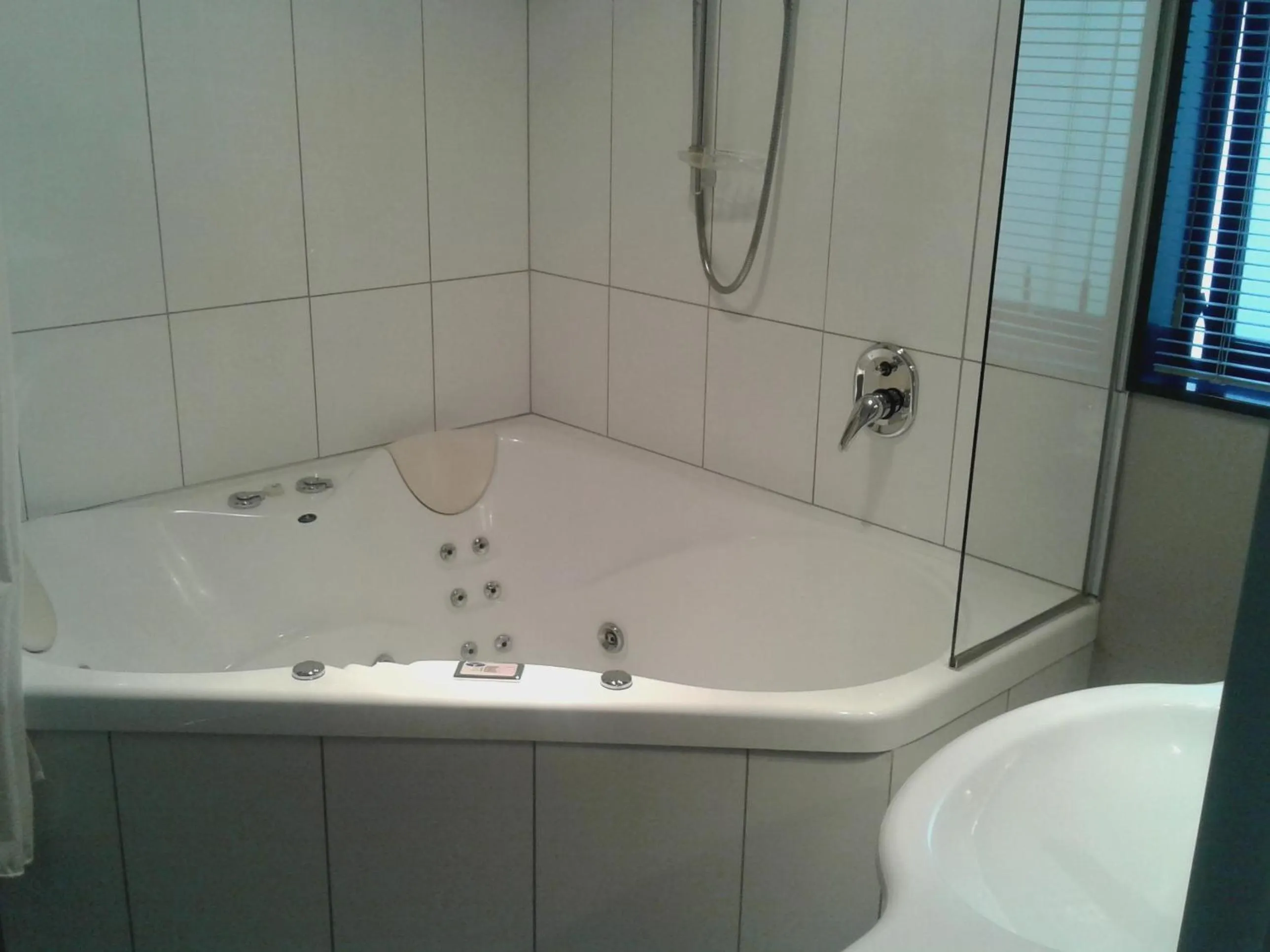 Bathroom in Grove Park Motor Lodge