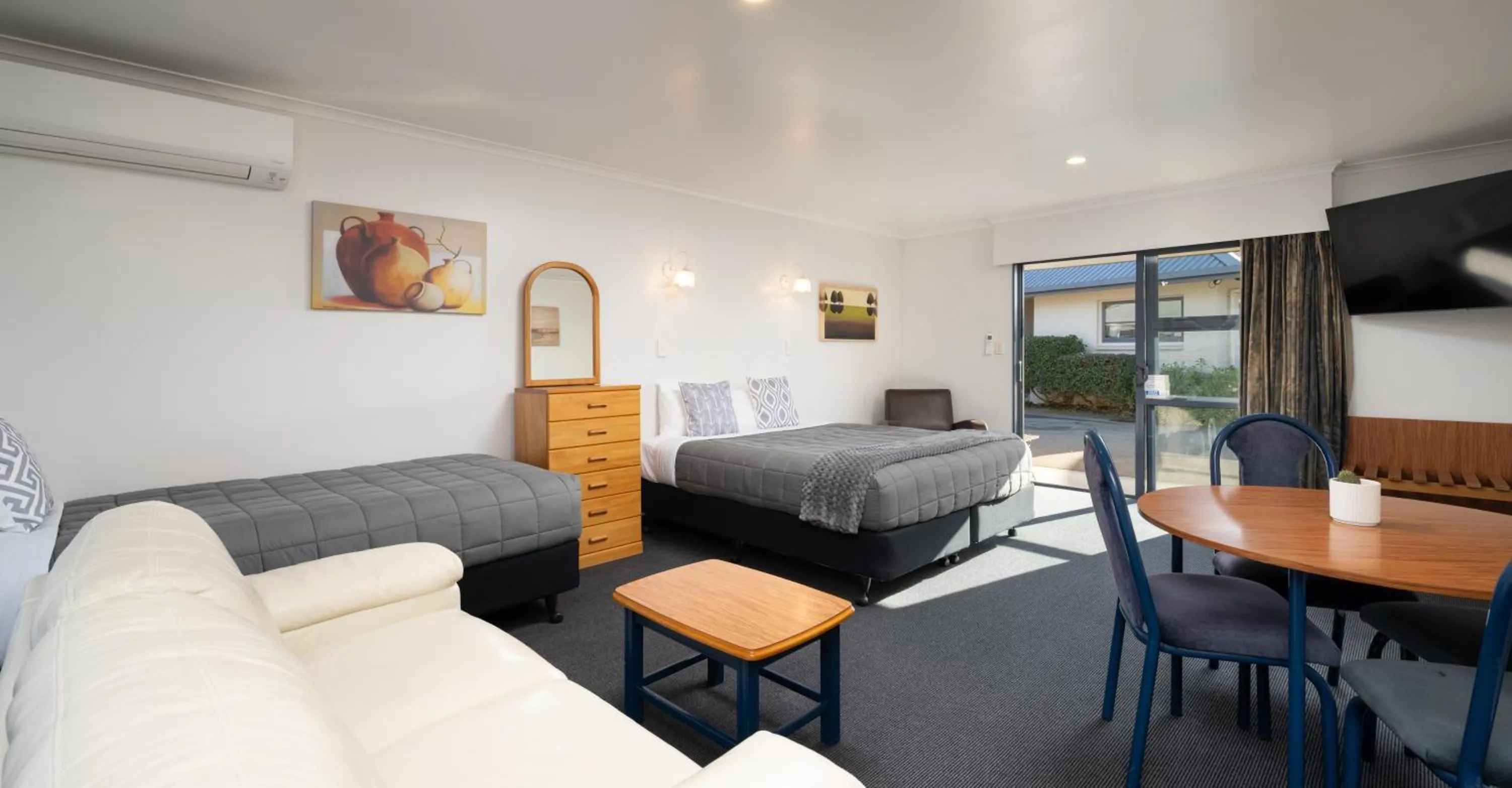 Living room, Bed in Grove Park Motor Lodge