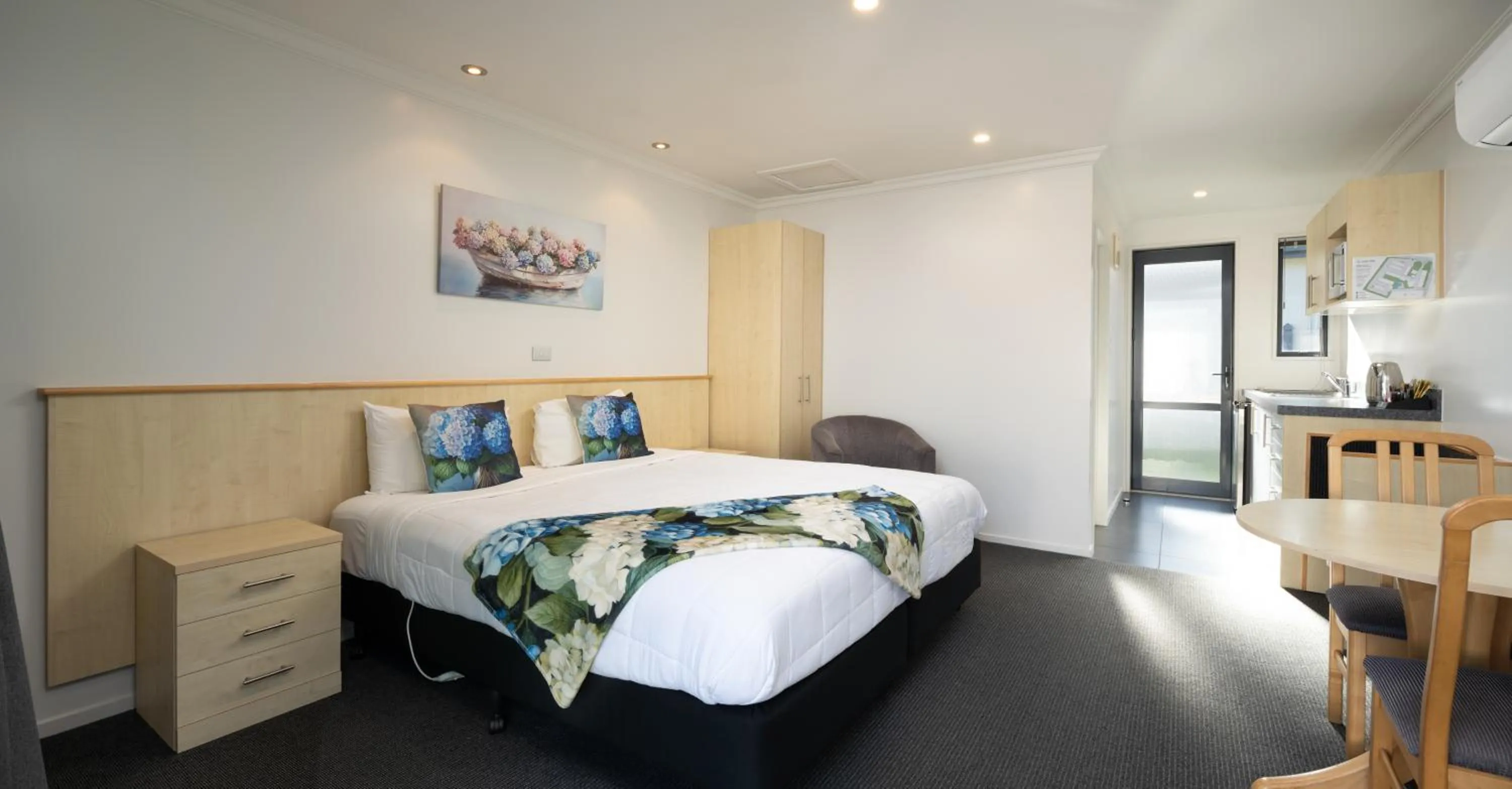 Bed in Grove Park Motor Lodge