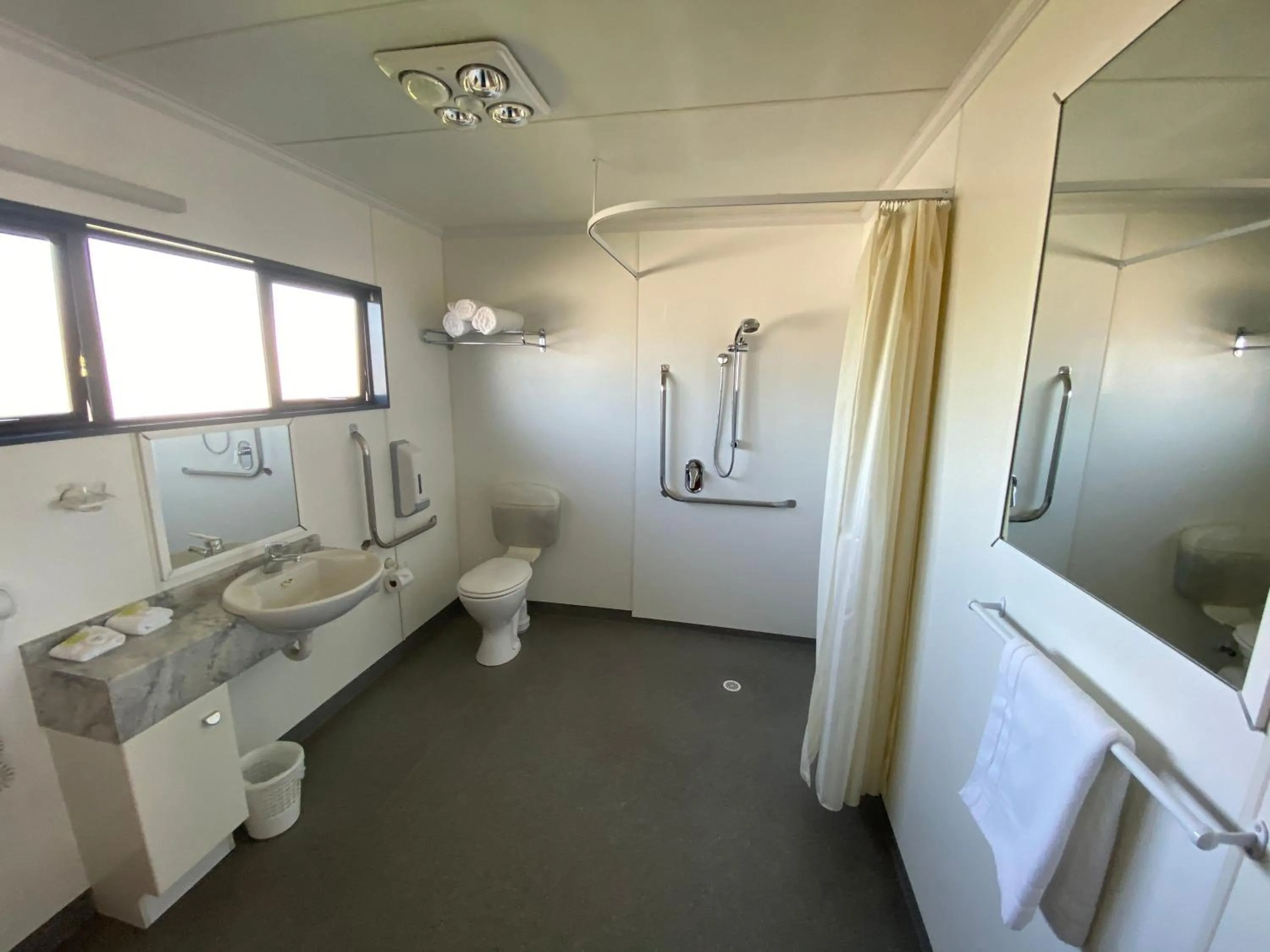 Shower in Grove Park Motor Lodge