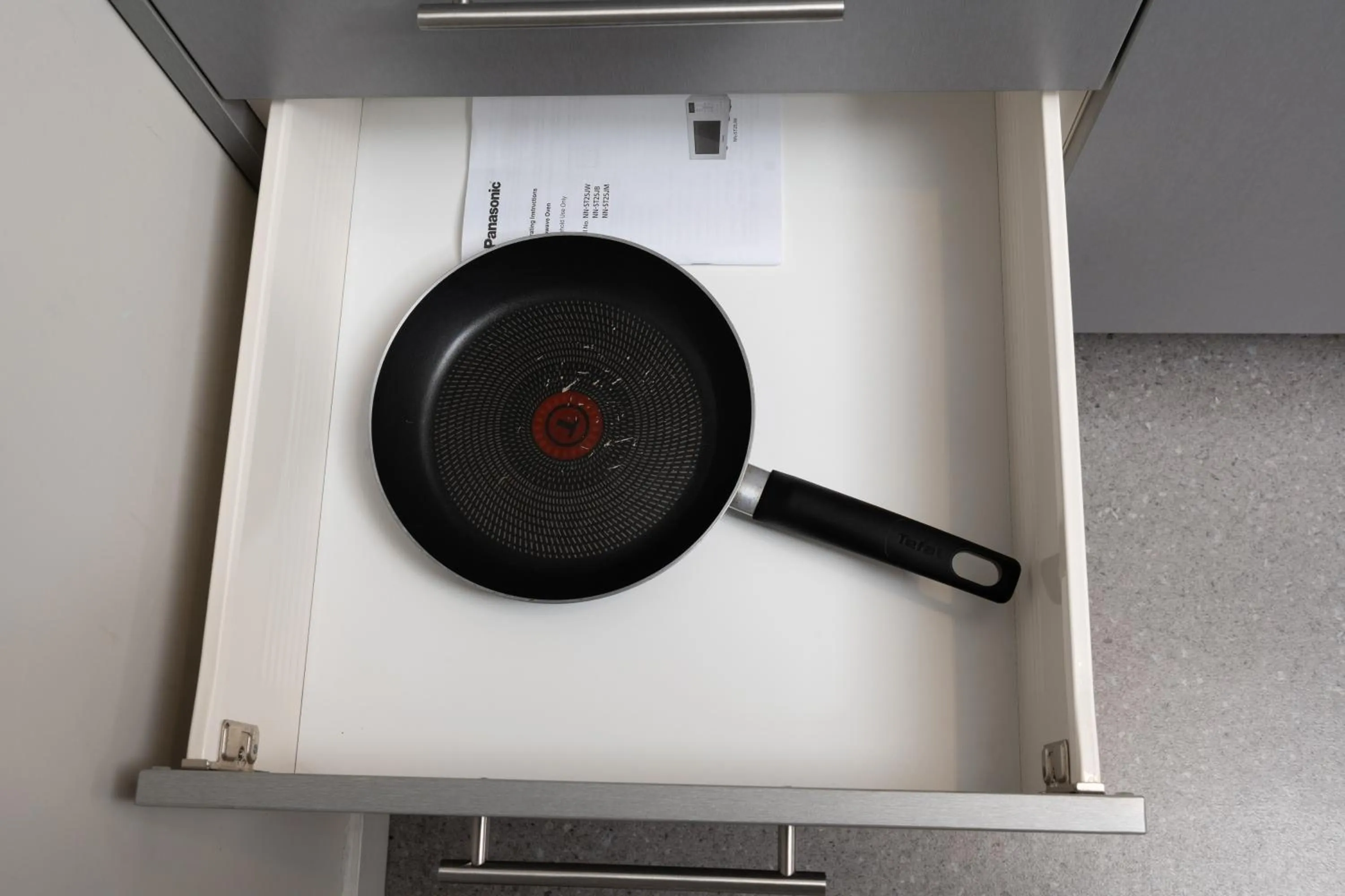 Kitchen or kitchenette in Grove Park Motor Lodge