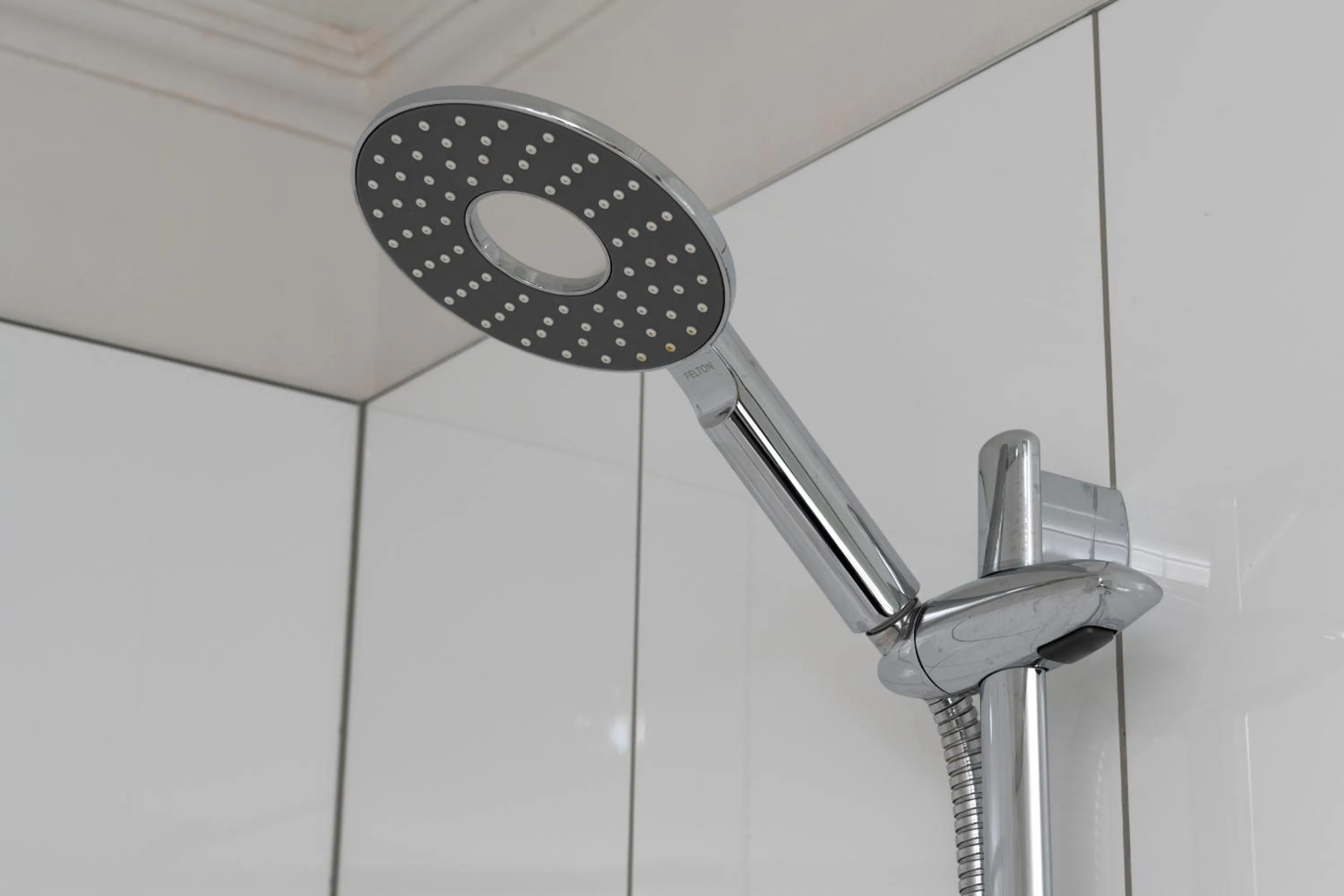 Shower in Grove Park Motor Lodge