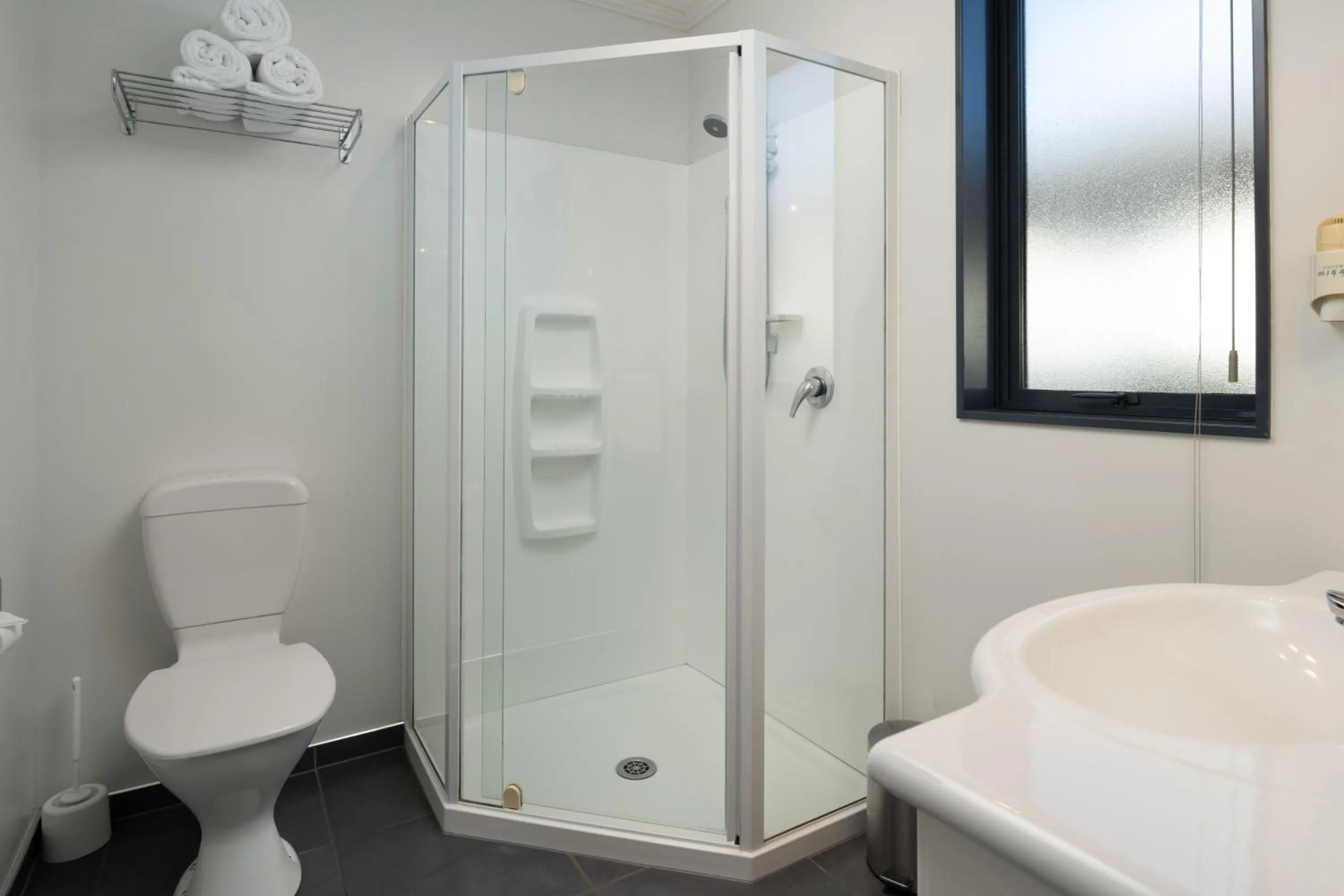 Bathroom in Grove Park Motor Lodge